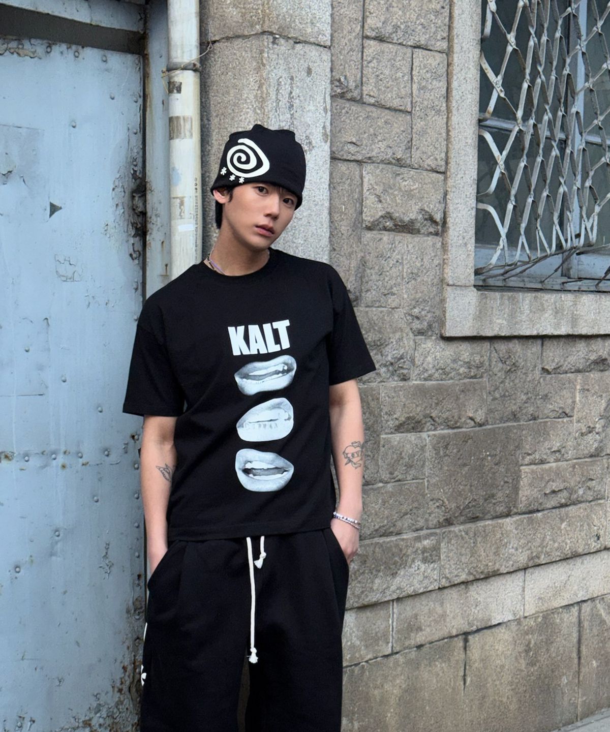 아모우(AMOU) KALT Lips Half T-Shirts Black