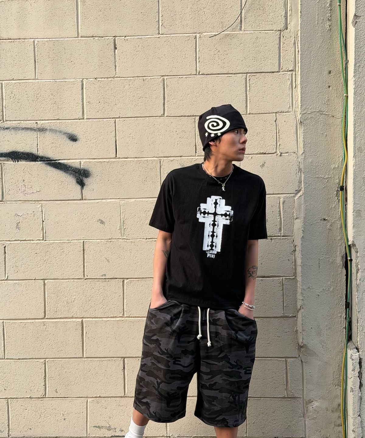 아모우(AMOU) Razor Cross Half T-Shirts Black