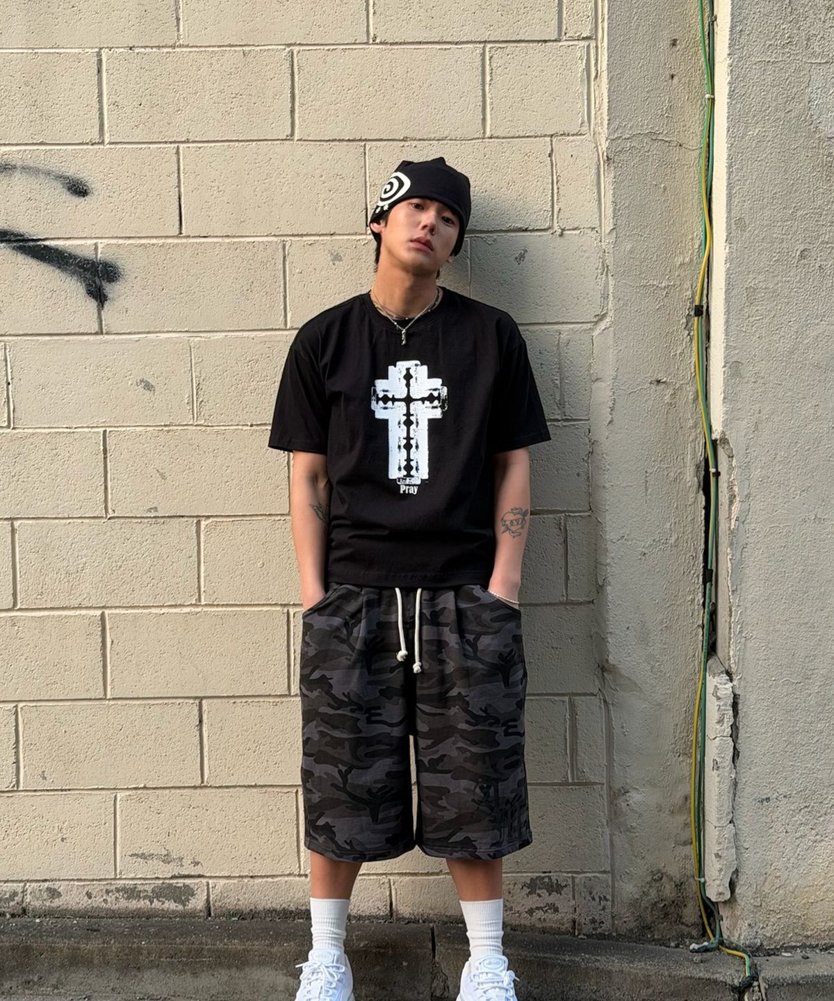 아모우(AMOU) Razor Cross Half T-Shirts Black