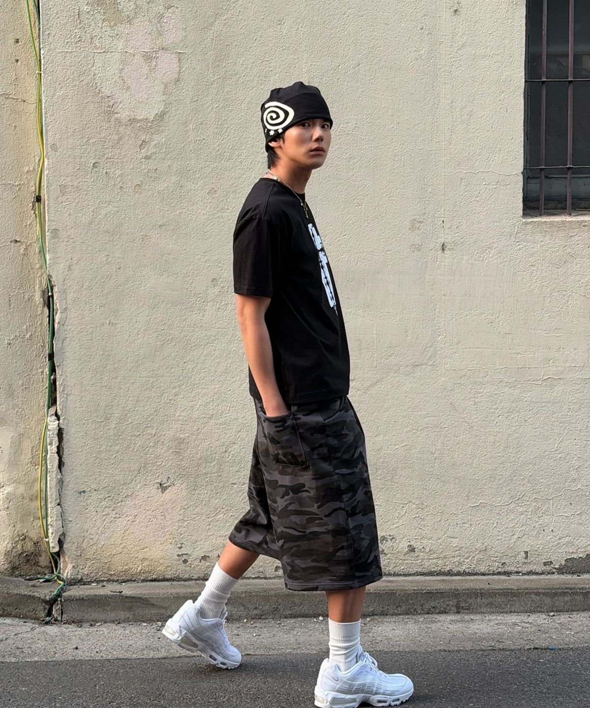 아모우(AMOU) Razor Cross Half T-Shirts Black