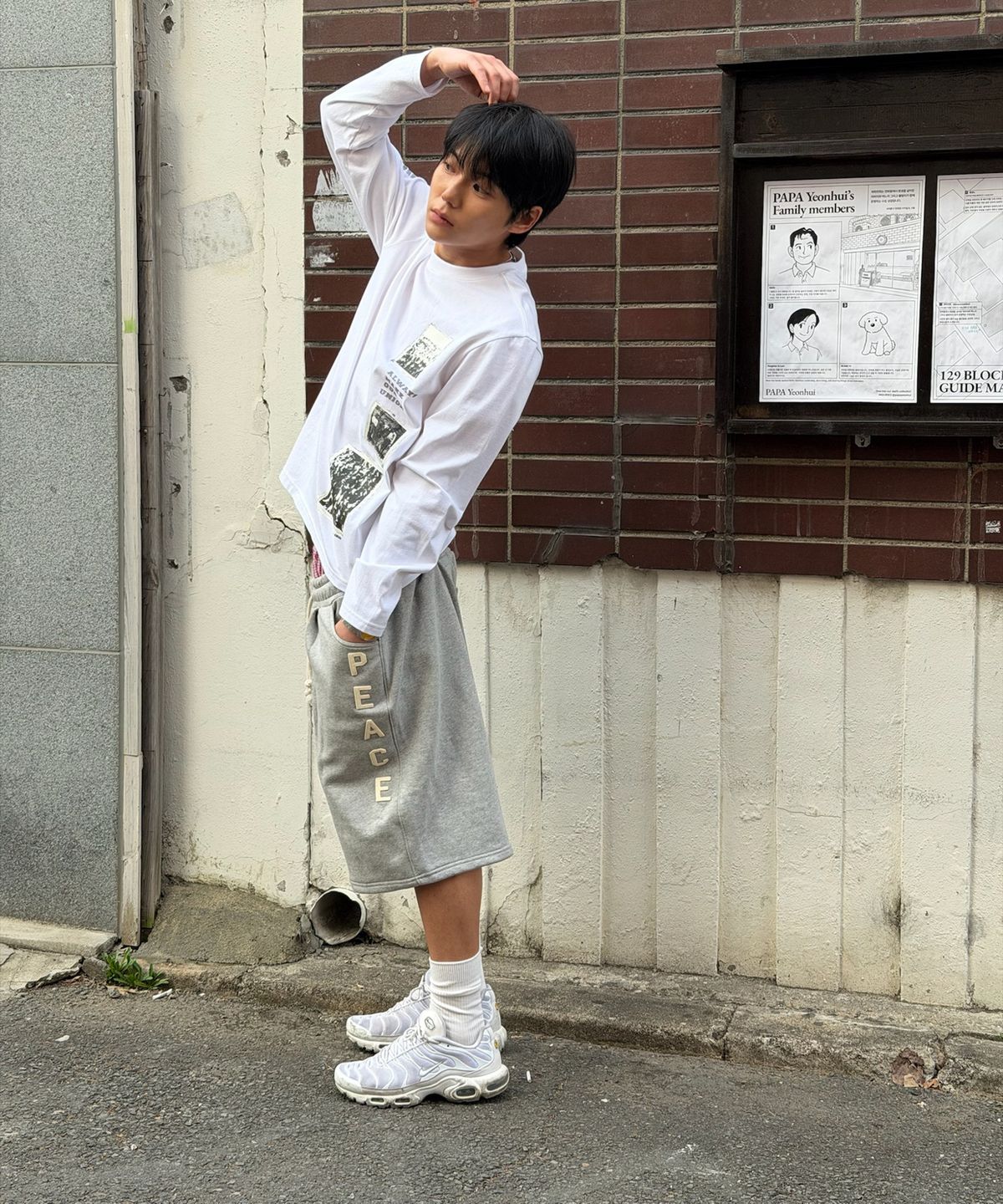 아모우(AMOU) PEACE One Tuck Bermuda Pants Gray