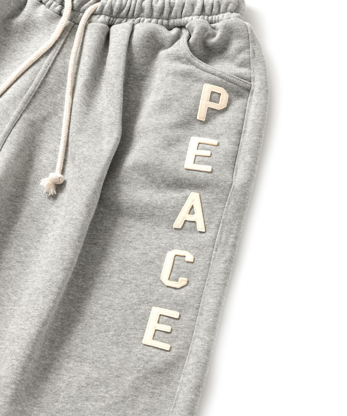 아모우(AMOU) PEACE One Tuck Bermuda Pants Gray