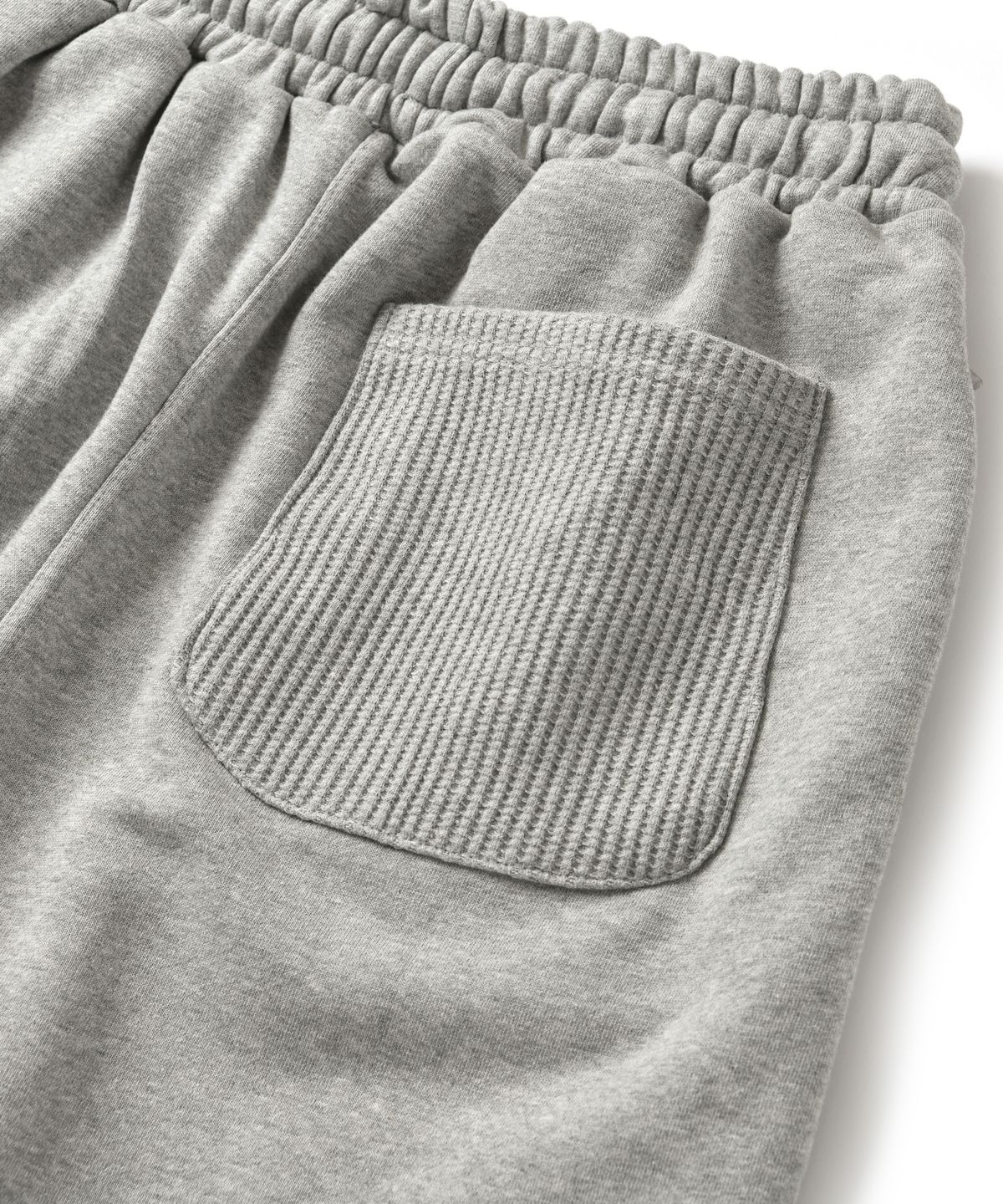 아모우(AMOU) PEACE One Tuck Bermuda Pants Gray