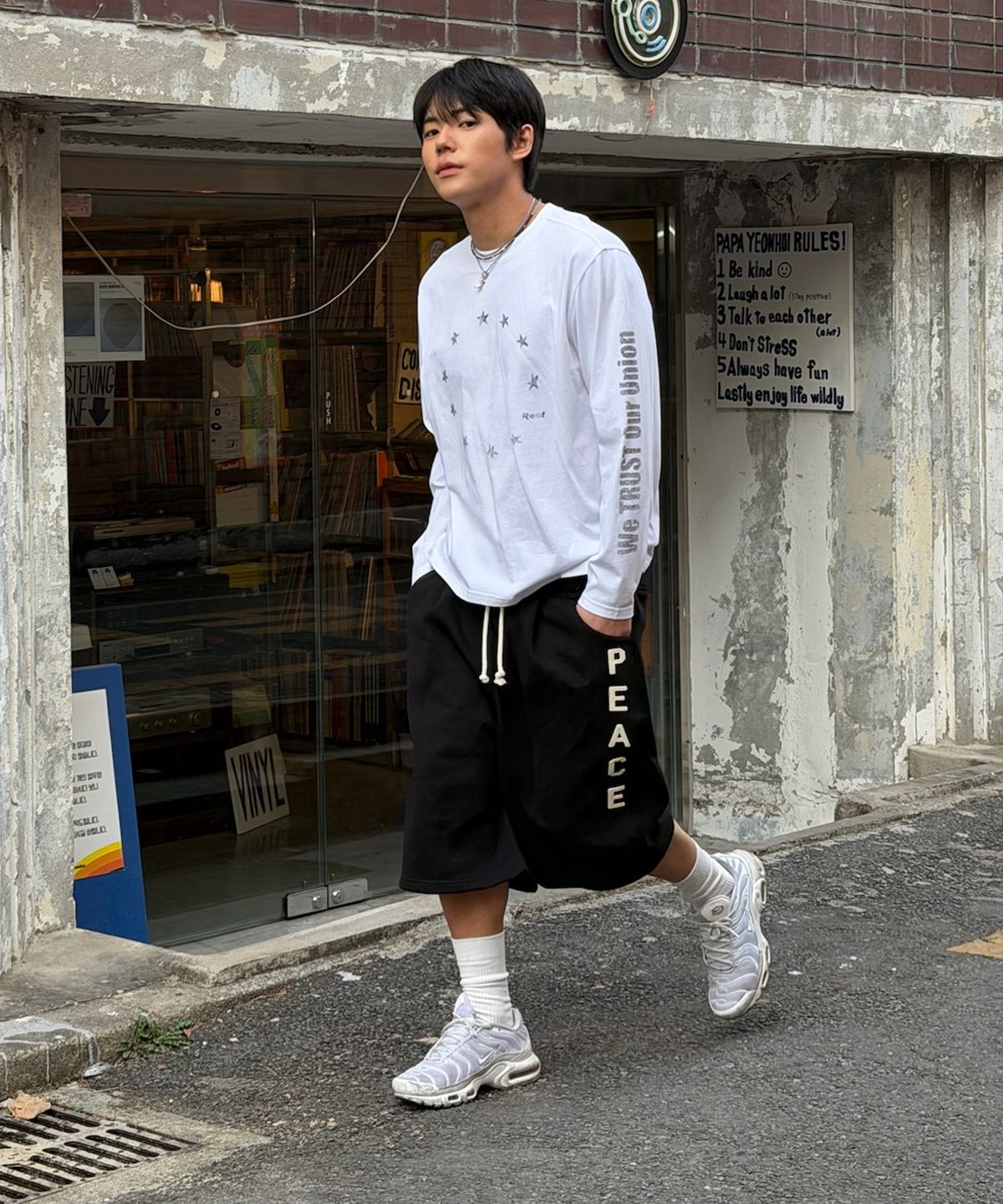 아모우(AMOU) PEACE One Tuck Bermuda Pants Black