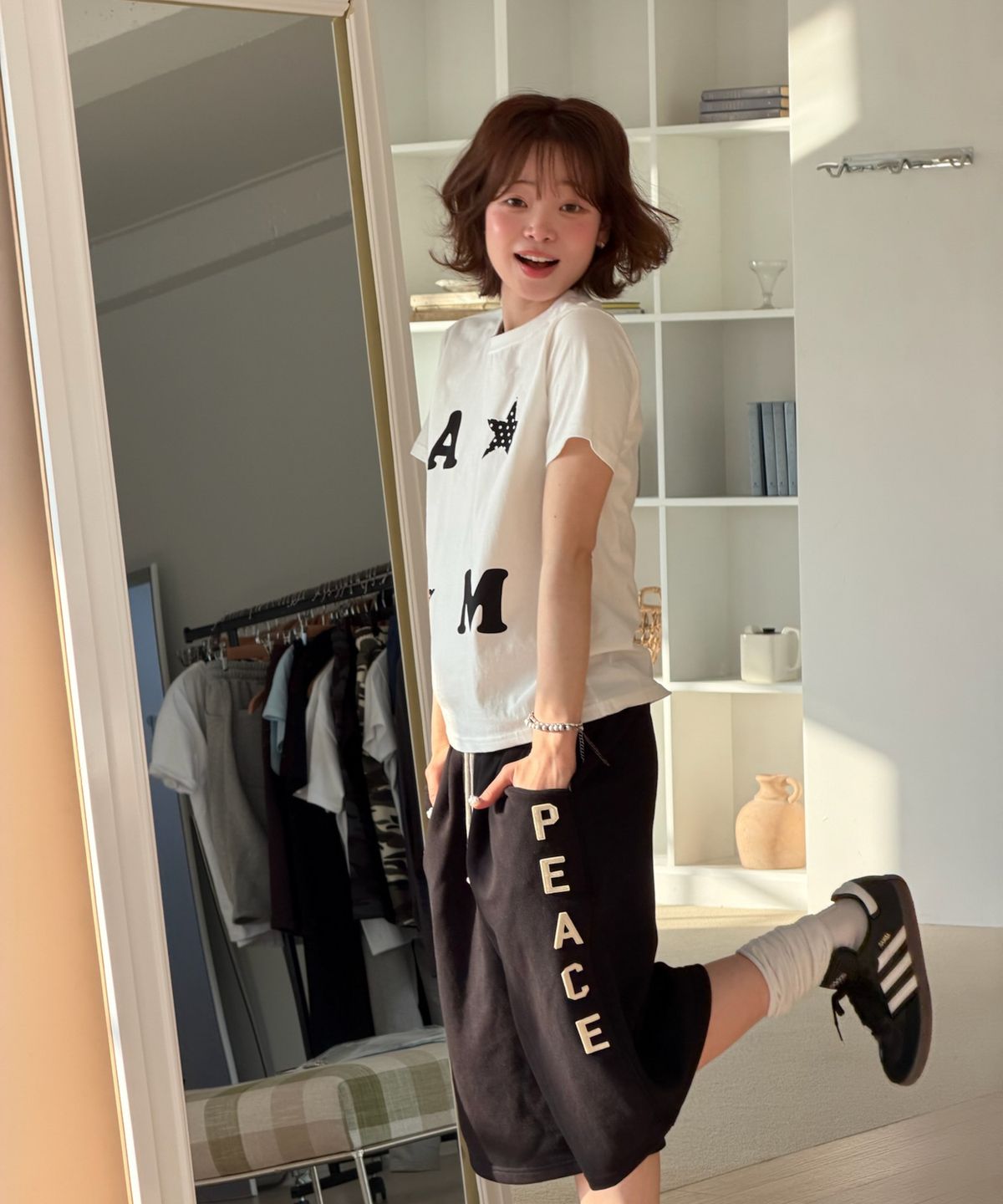 아모우(AMOU) PEACE One Tuck Bermuda Pants Black