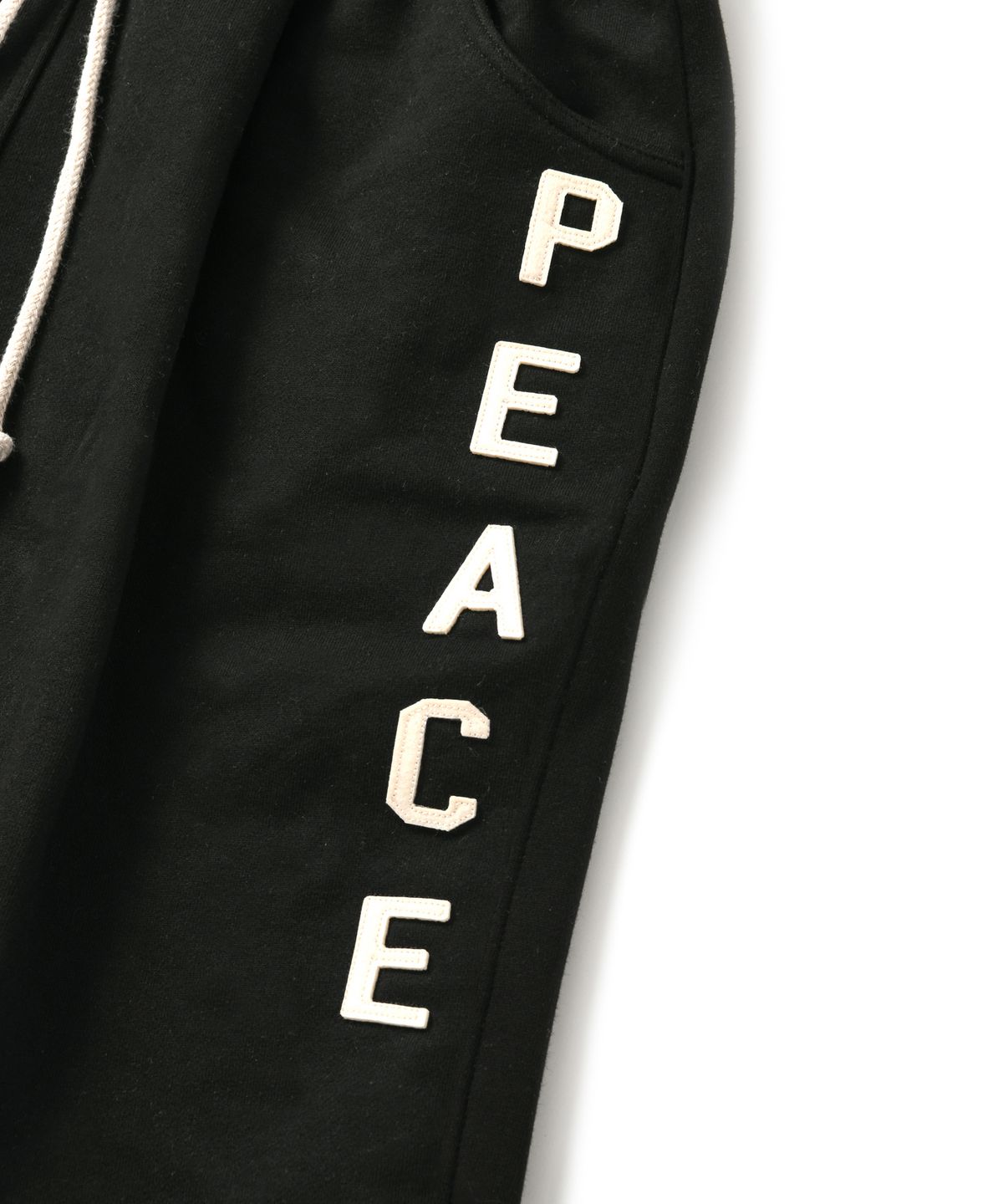 아모우(AMOU) PEACE One Tuck Bermuda Pants Black