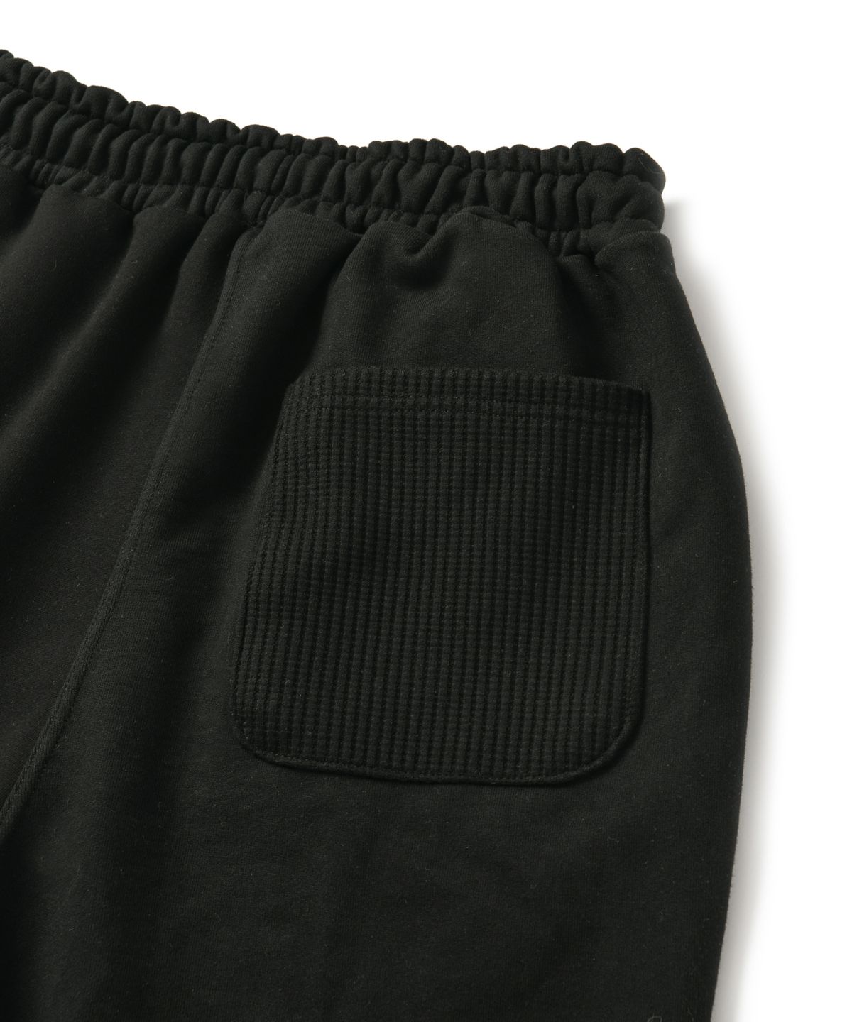 아모우(AMOU) PEACE One Tuck Bermuda Pants Black