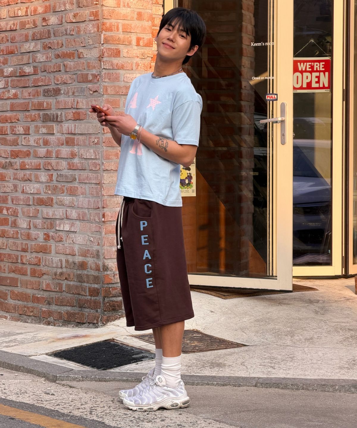 아모우(AMOU) PEACE One Tuck Bermuda Pants Brown