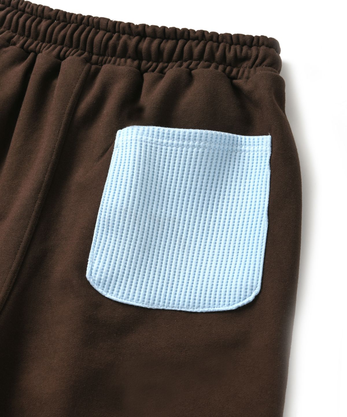 아모우(AMOU) PEACE One Tuck Bermuda Pants Brown