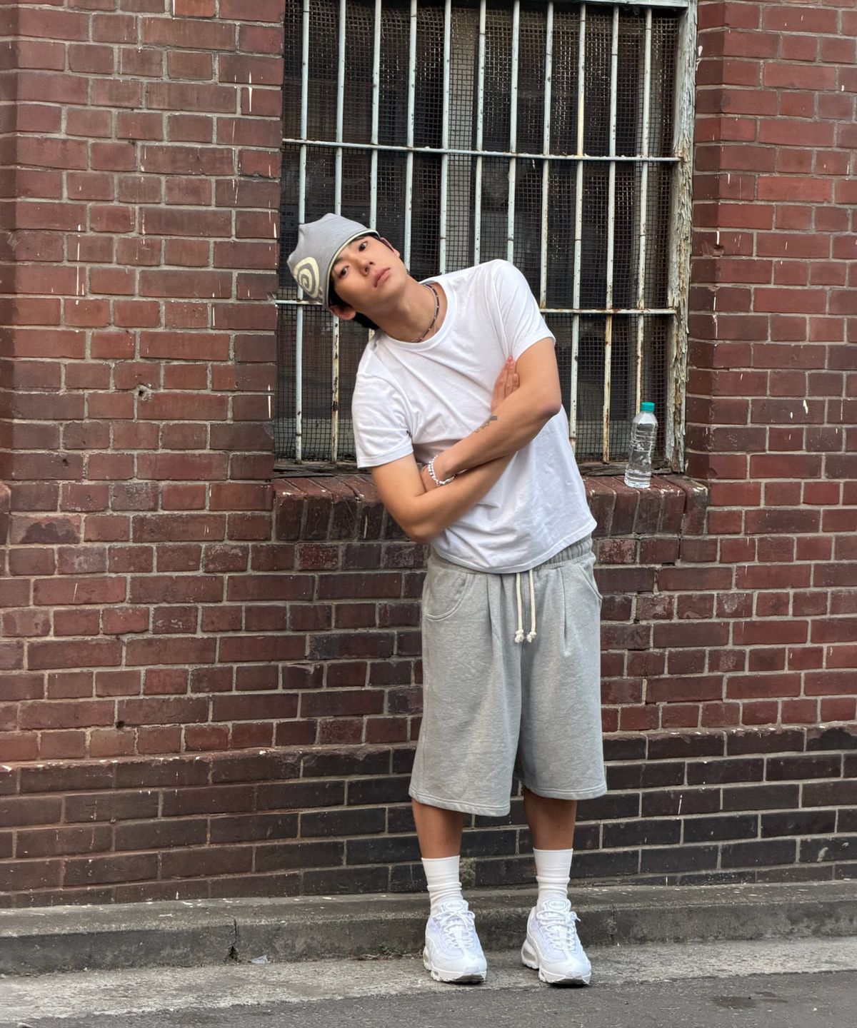 아모우(AMOU) MOLLY One Tuck Bermuda Pants Gray