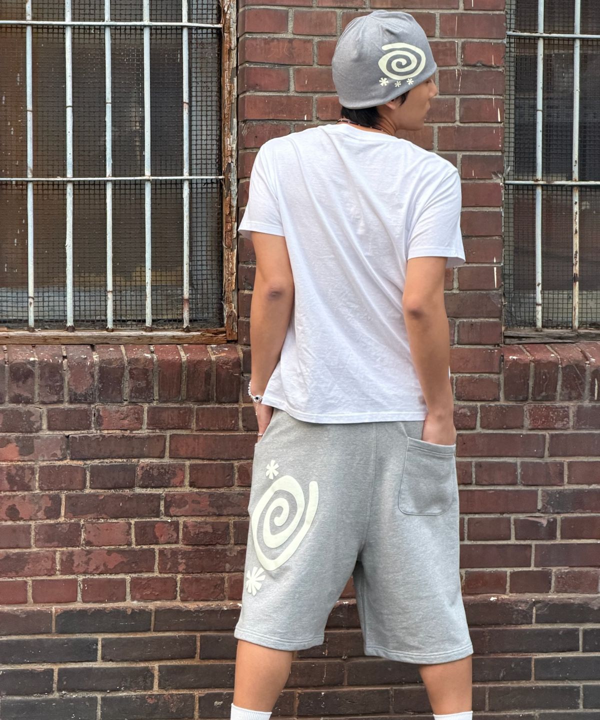 아모우(AMOU) MOLLY One Tuck Bermuda Pants Gray