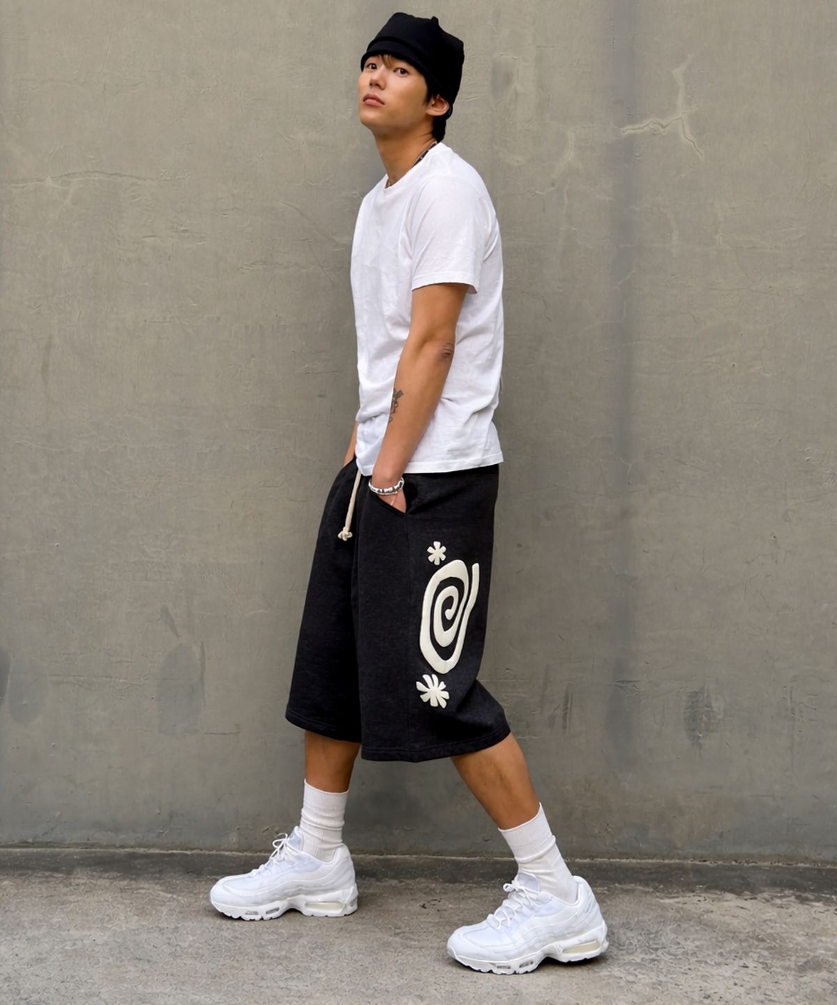 아모우(AMOU) MOLLY One Tuck Bermuda Pants Black
