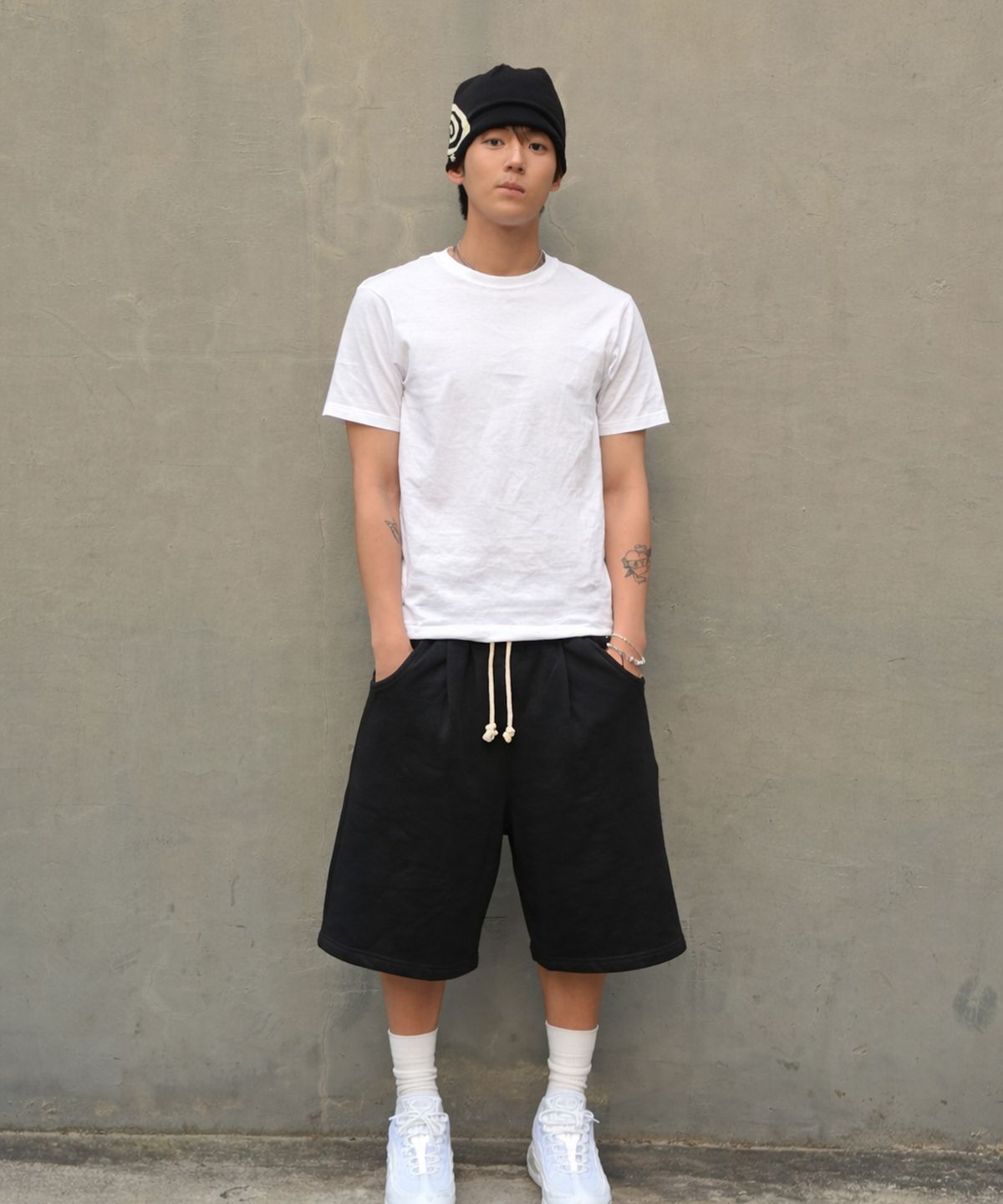 아모우(AMOU) MOLLY One Tuck Bermuda Pants Black