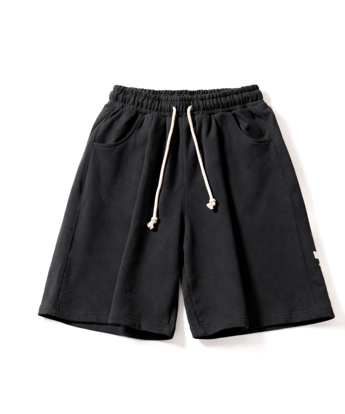 아모우(AMOU) MOLLY One Tuck Bermuda Pants Black