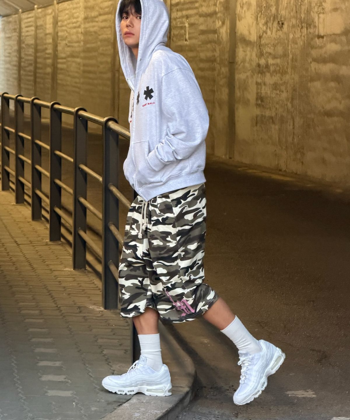 아모우(AMOU) CAMO One Tuck Bermuda Pants Beige