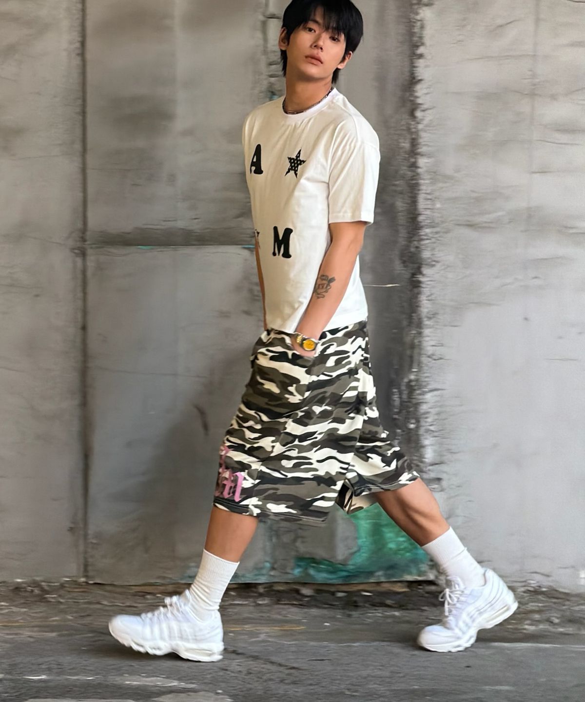 아모우(AMOU) CAMO One Tuck Bermuda Pants Beige