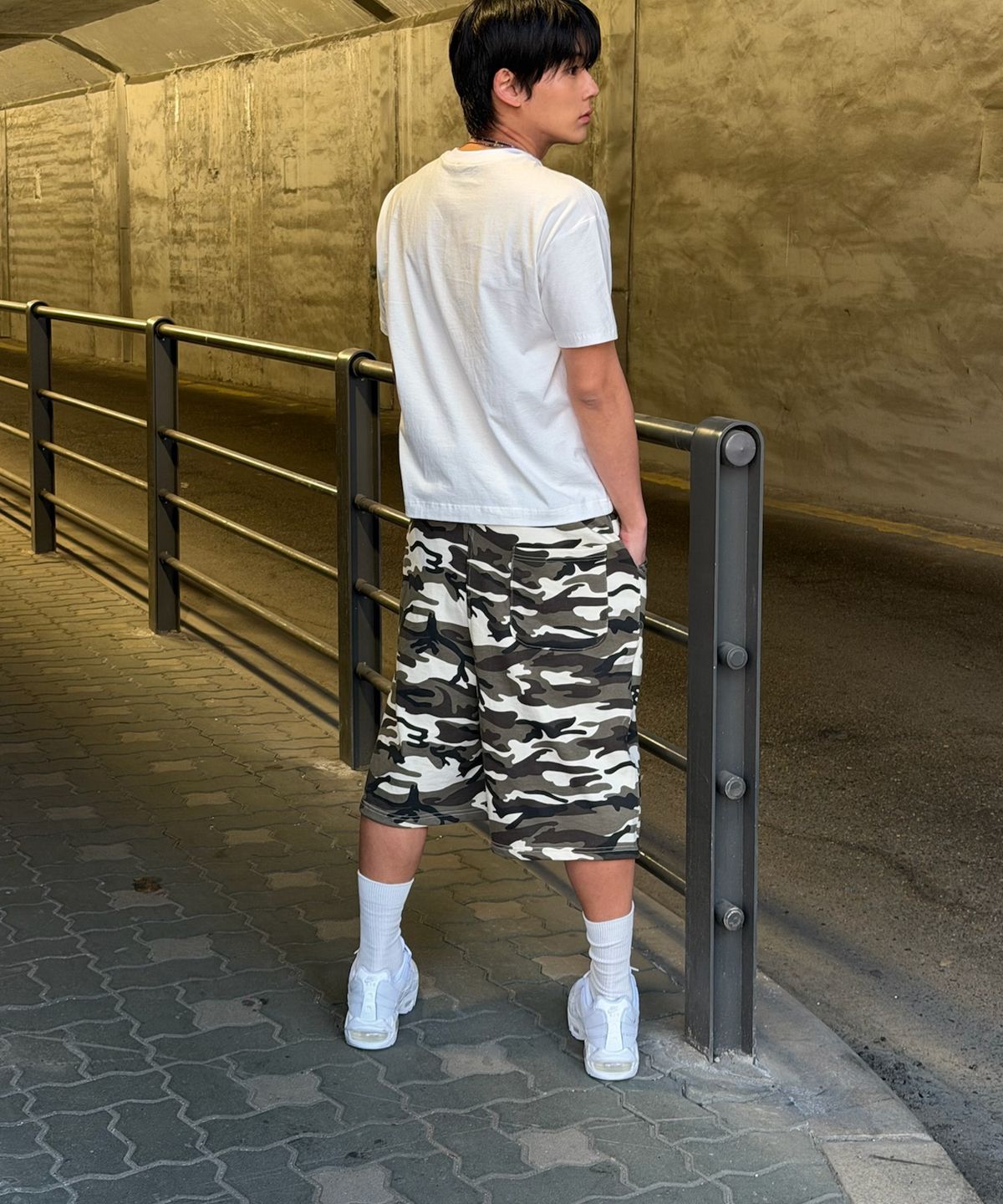 아모우(AMOU) CAMO One Tuck Bermuda Pants Beige
