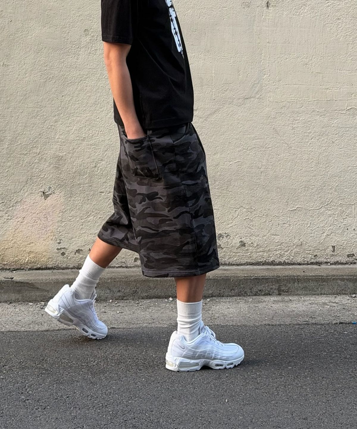 아모우(AMOU) CAMO One Tuck Bermuda Pants Charcoal