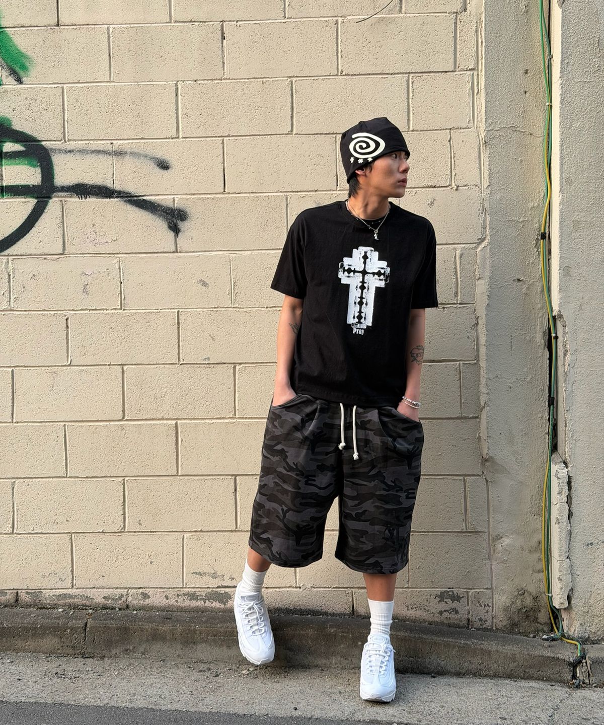 아모우(AMOU) CAMO One Tuck Bermuda Pants Charcoal