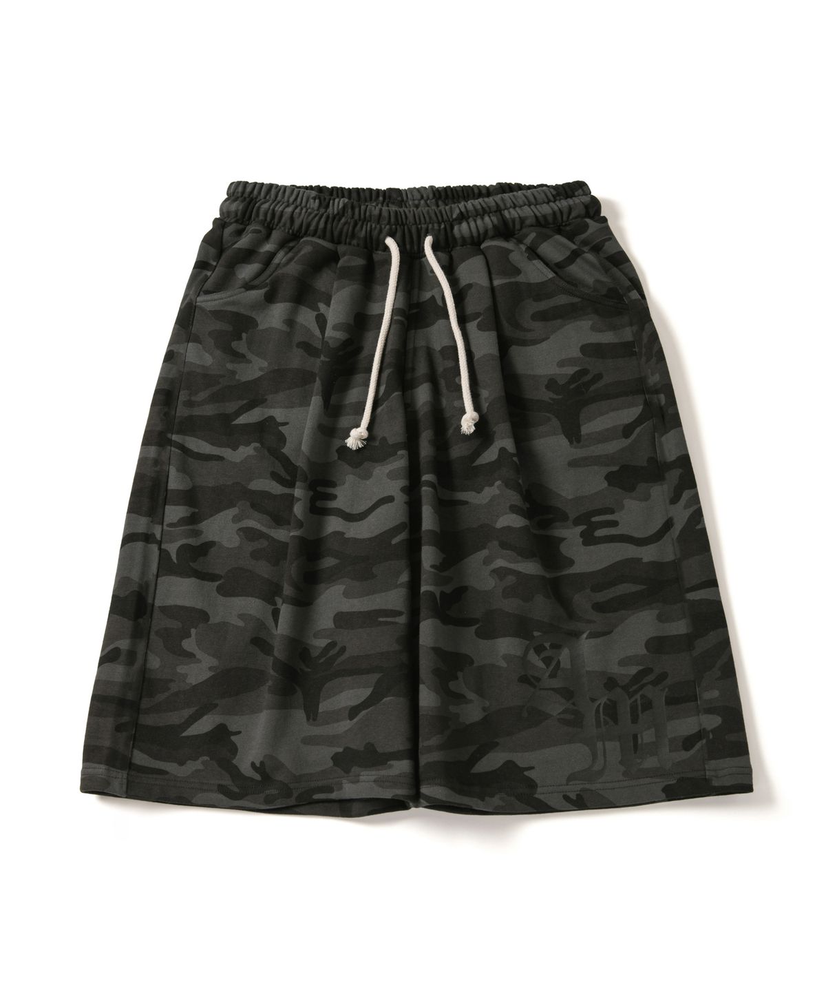 아모우(AMOU) CAMO One Tuck Bermuda Pants Charcoal