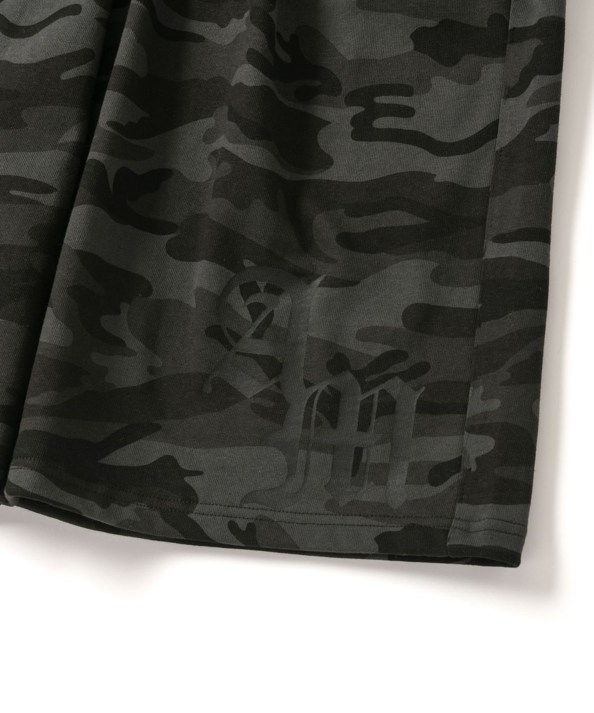아모우(AMOU) CAMO One Tuck Bermuda Pants Charcoal