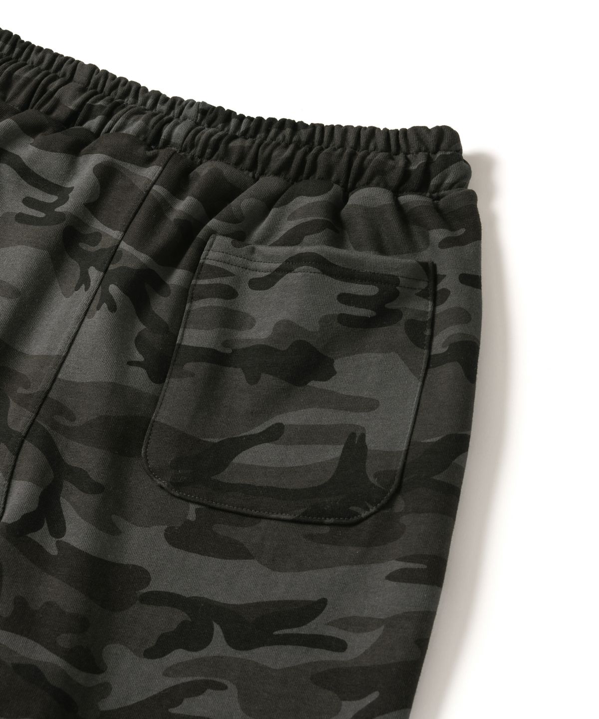 아모우(AMOU) CAMO One Tuck Bermuda Pants Charcoal