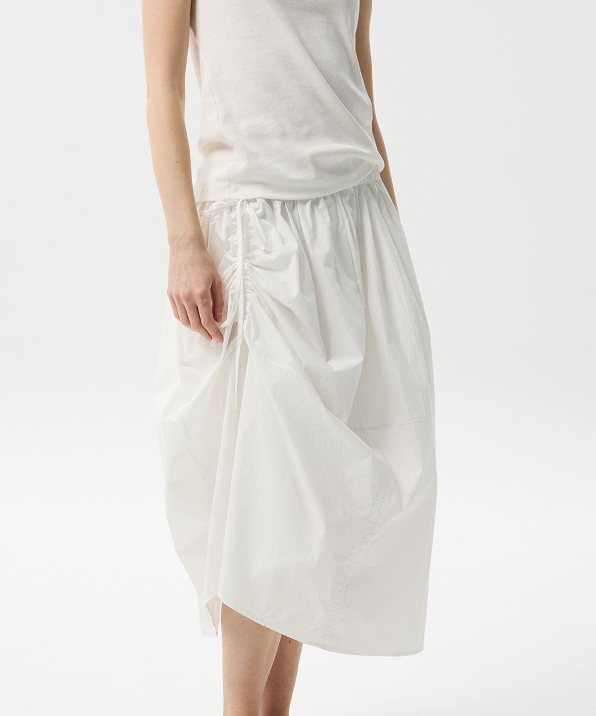 미드앤로우(MIDNLOW) Unbalanced String Flare Skirt(White)