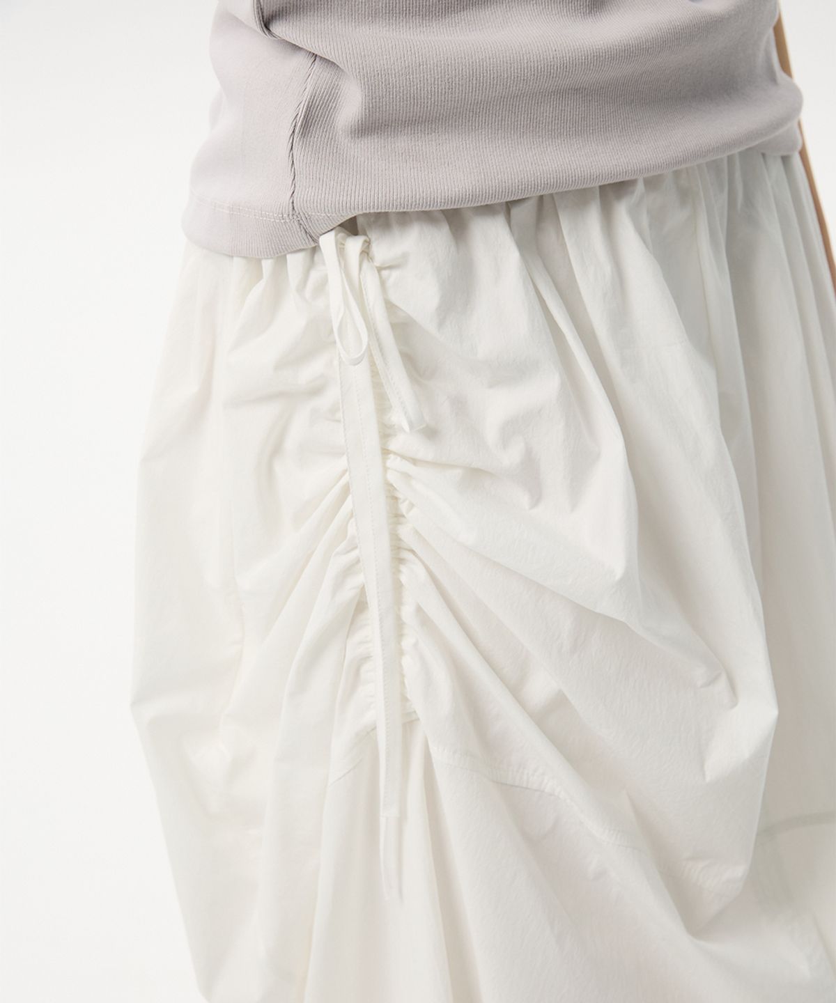 미드앤로우(MIDNLOW) Unbalanced String Flare Skirt(White)