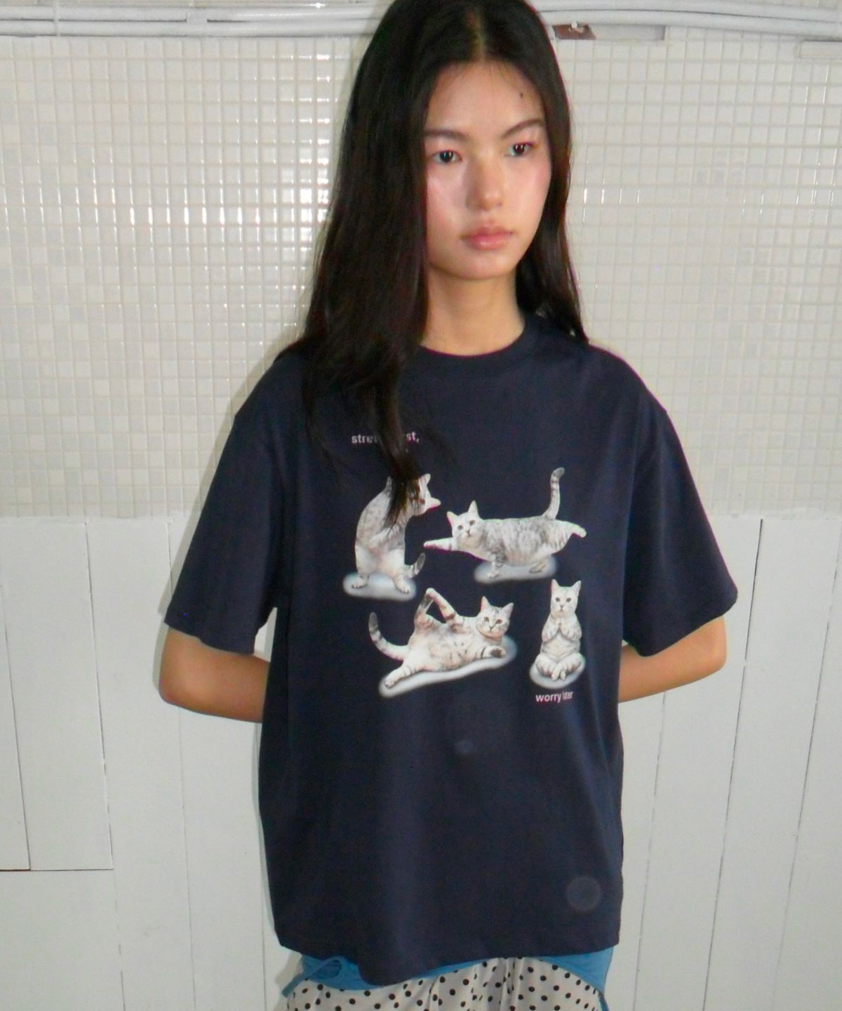 포에브(POEV) Stretching Cat T-Shirt - Navy