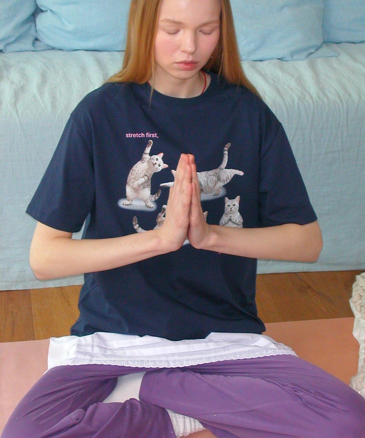 포에브(POEV) Stretching Cat T-Shirt - Navy