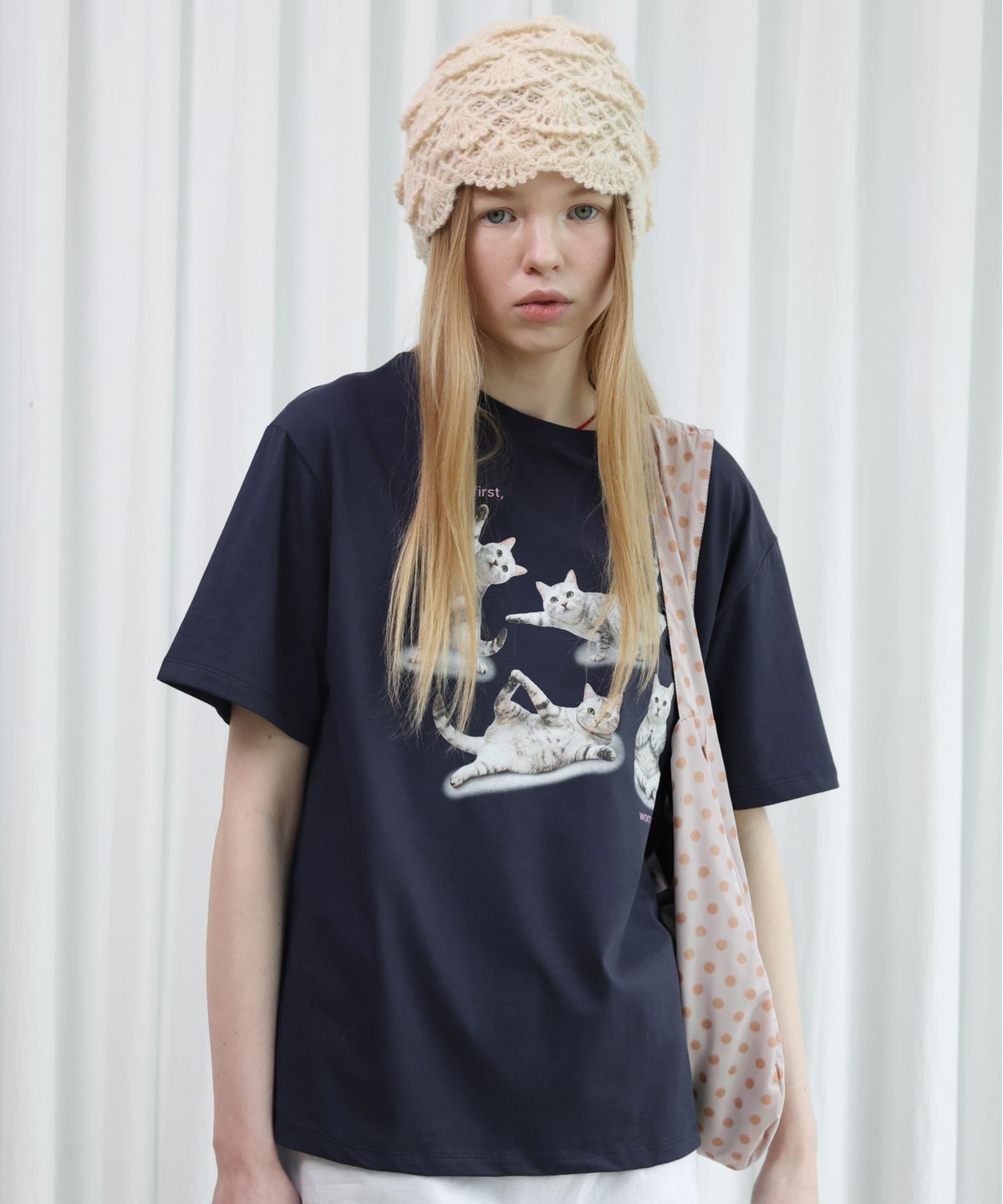 포에브(POEV) Stretching Cat T-Shirt - Navy