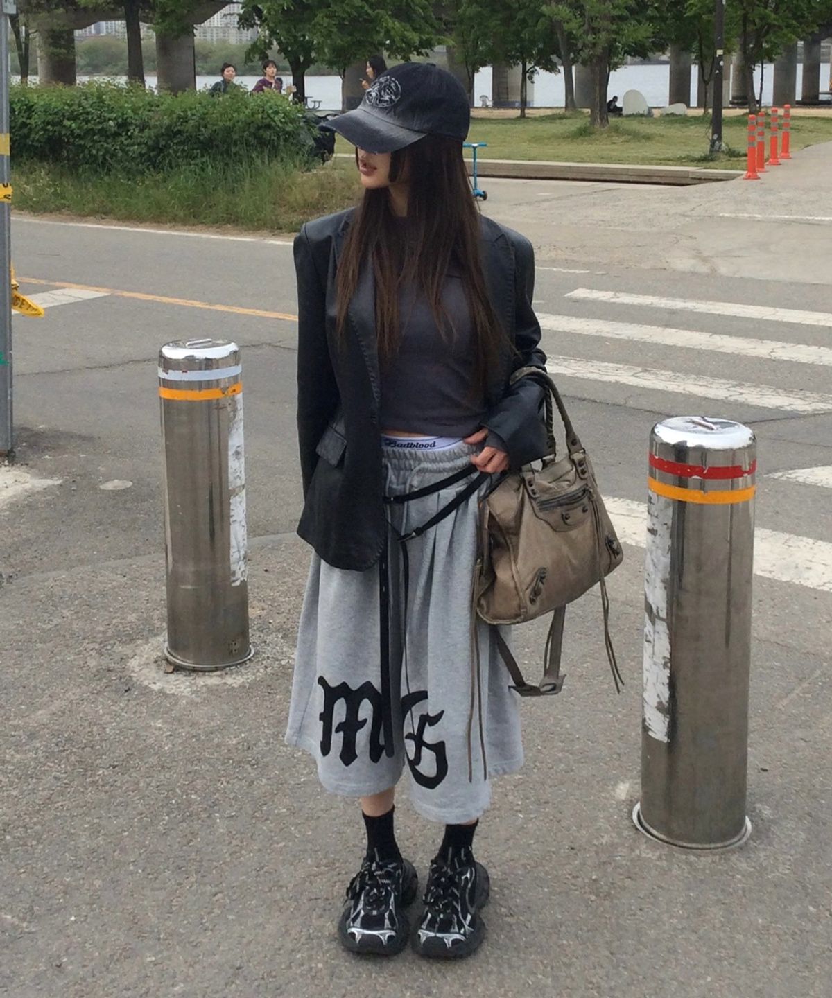 마하그리드(MAHAGRID) GOTHIC THREE TUCK SWEAT SHORTS GREY(MG2GMMPA00A)