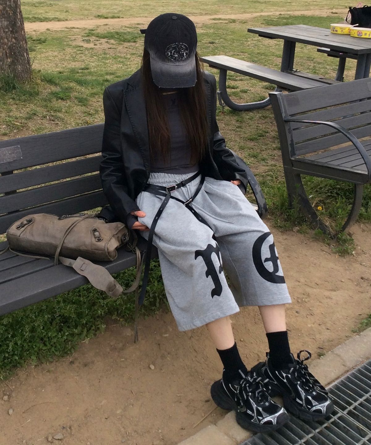 마하그리드(MAHAGRID) GOTHIC THREE TUCK SWEAT SHORTS GREY(MG2GMMPA00A)