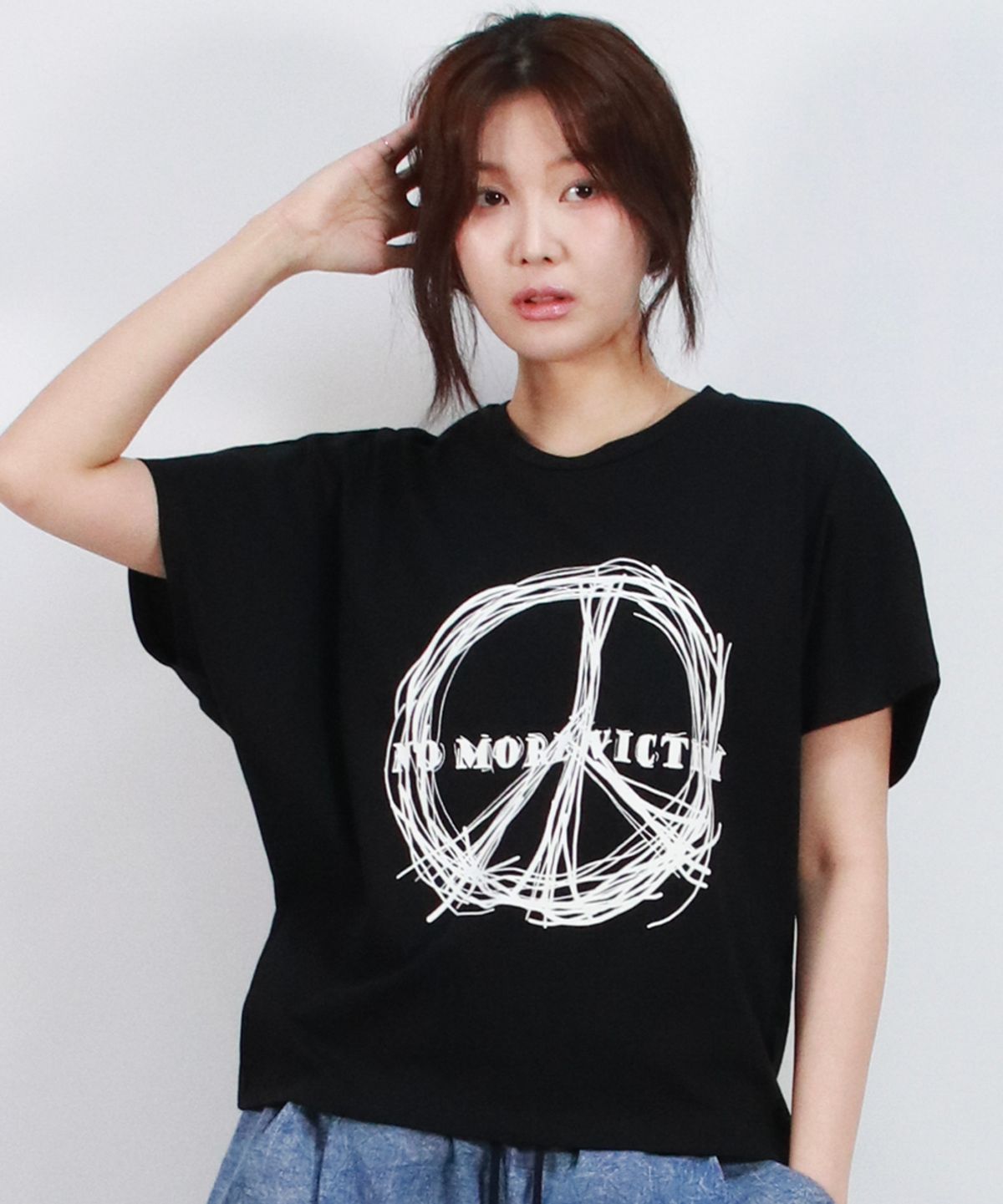 드마크(DEMARC) piece graphic standard fit French short-sleeved Black