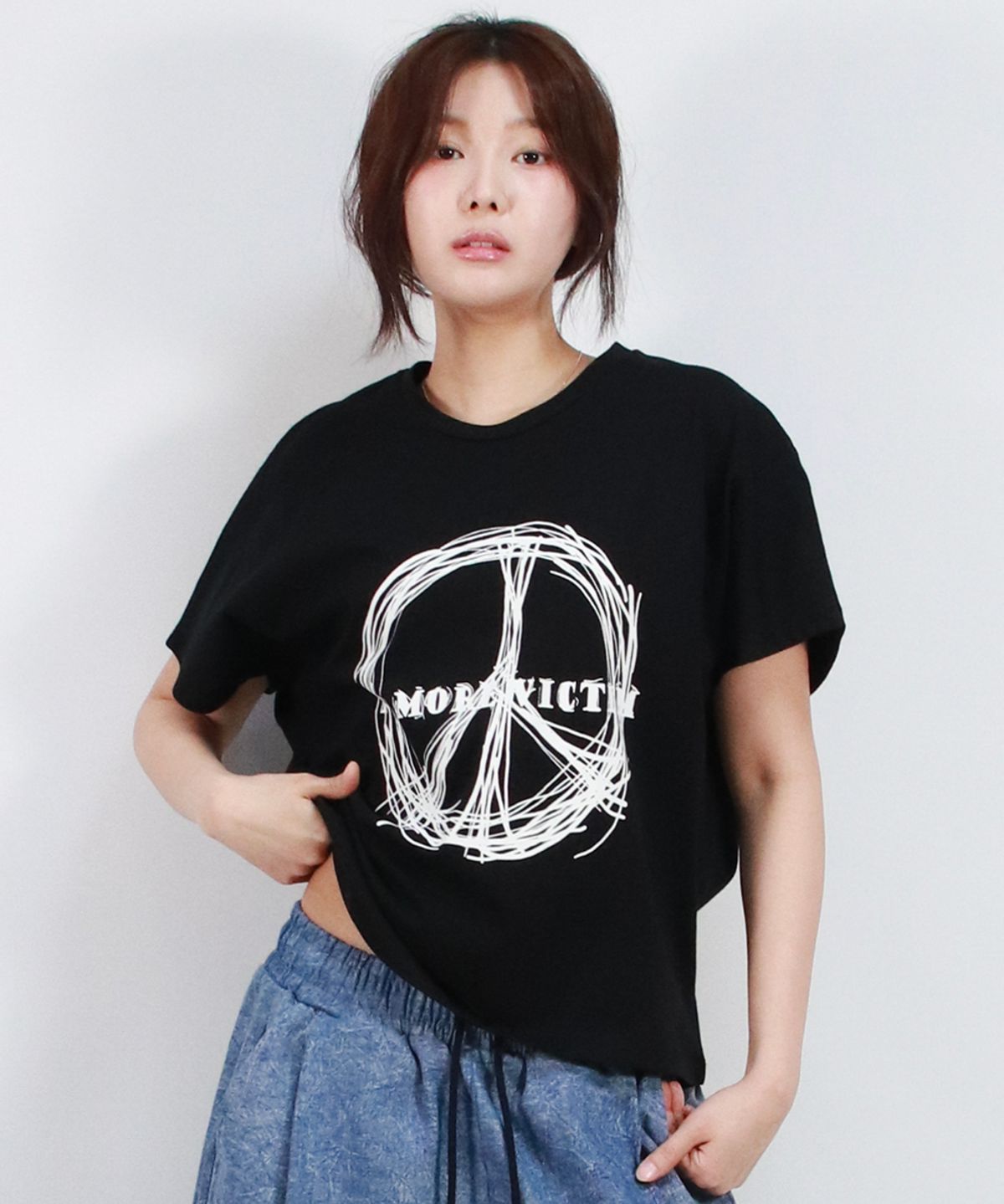 드마크(DEMARC) piece graphic standard fit French short-sleeved Black