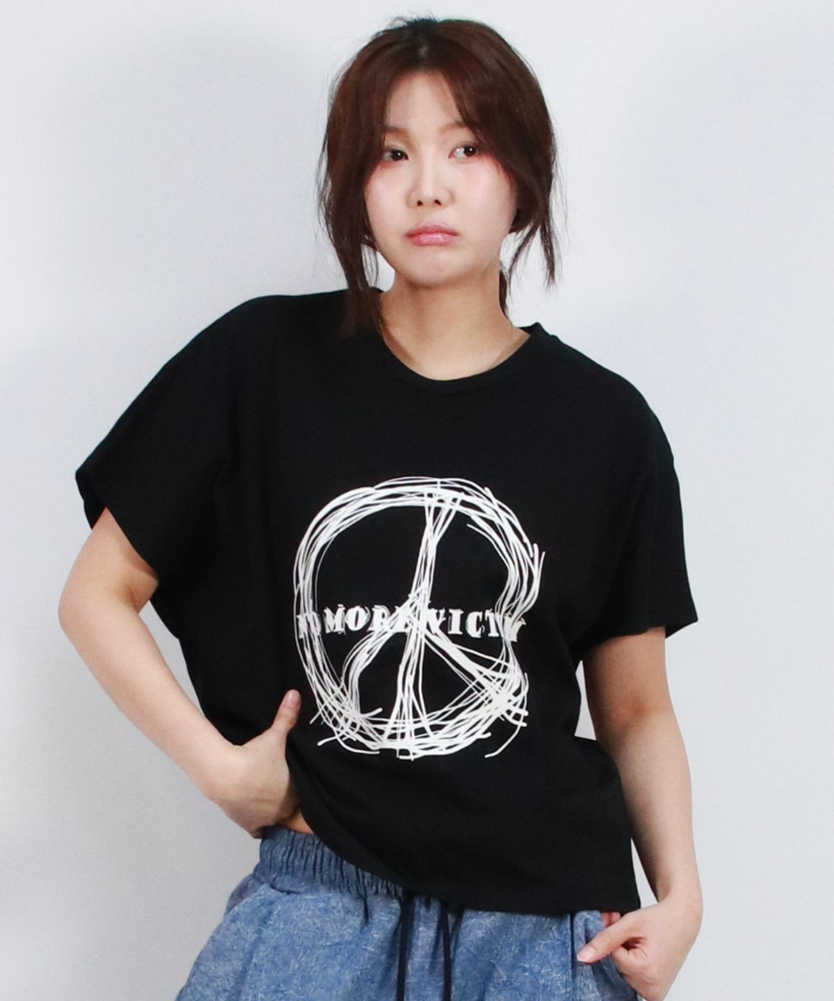 드마크(DEMARC) piece graphic standard fit French short-sleeved Black