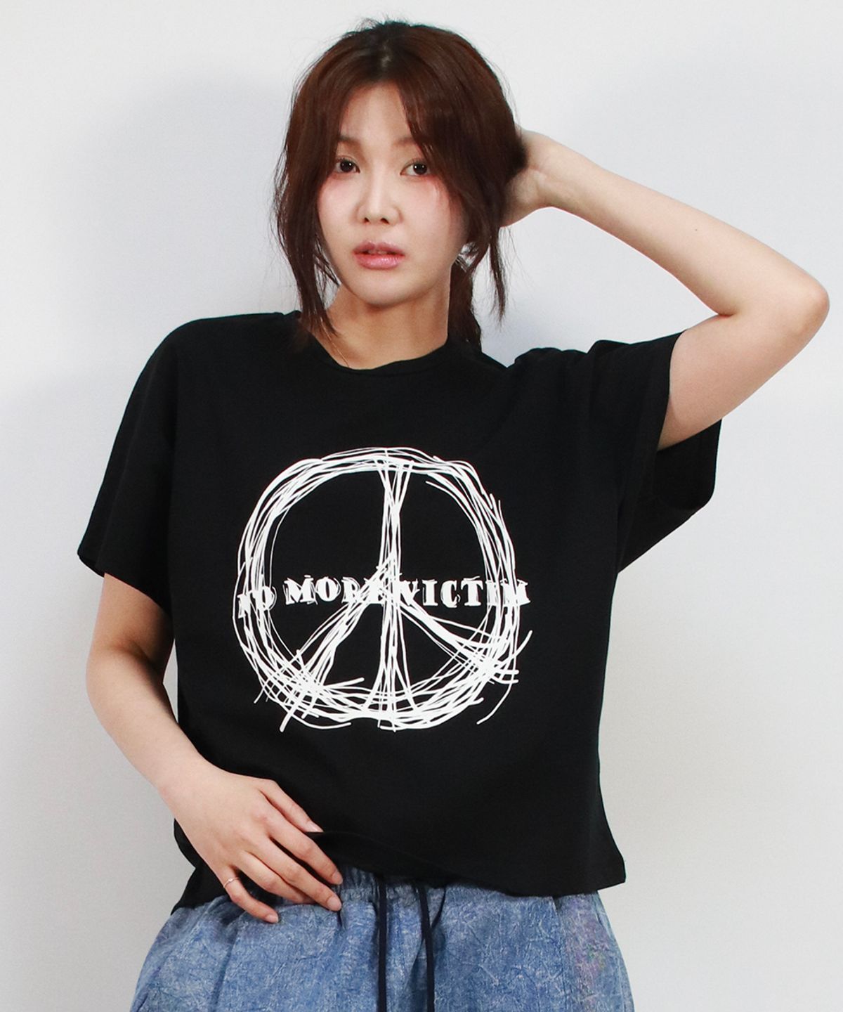 드마크(DEMARC) piece graphic standard fit French short-sleeved Black