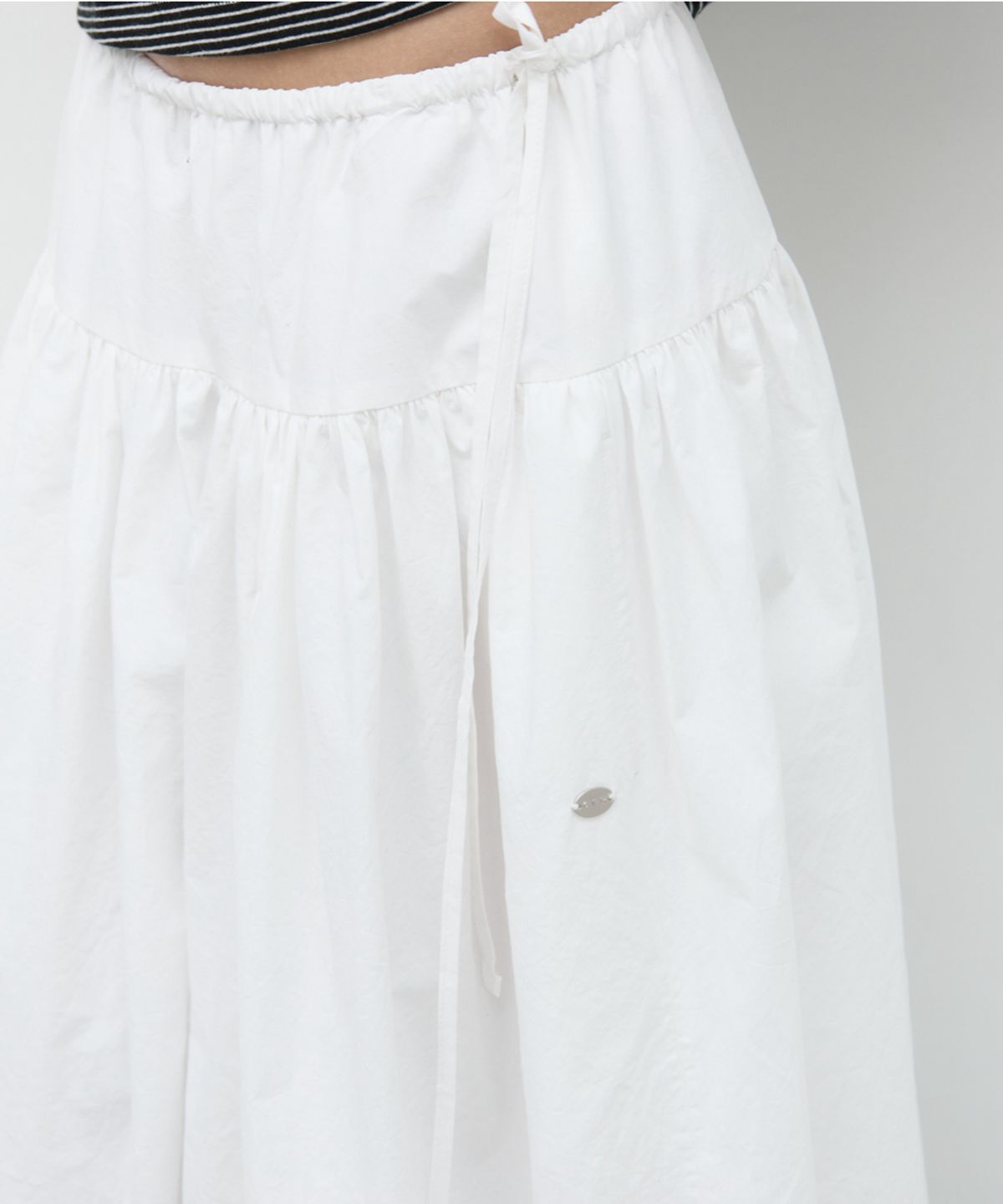 지비에이치 어패럴(GBH APPAREL) SIDE DRAWSTRING FLARE SKIRT / WHITE