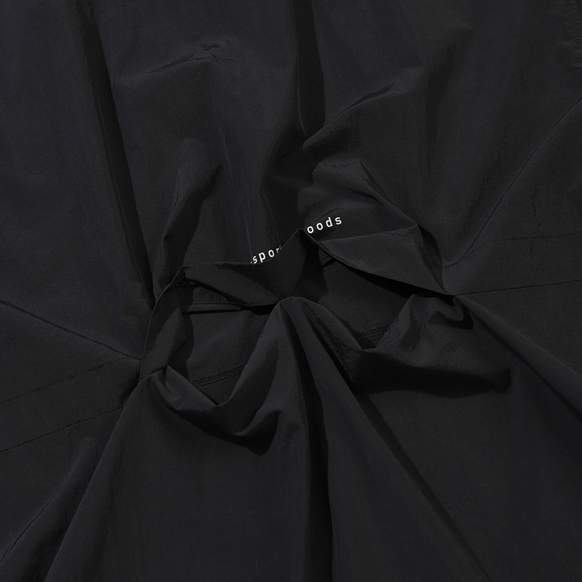 디아도라(diadora) 컴피 후드 반팔 아노락 BLACK