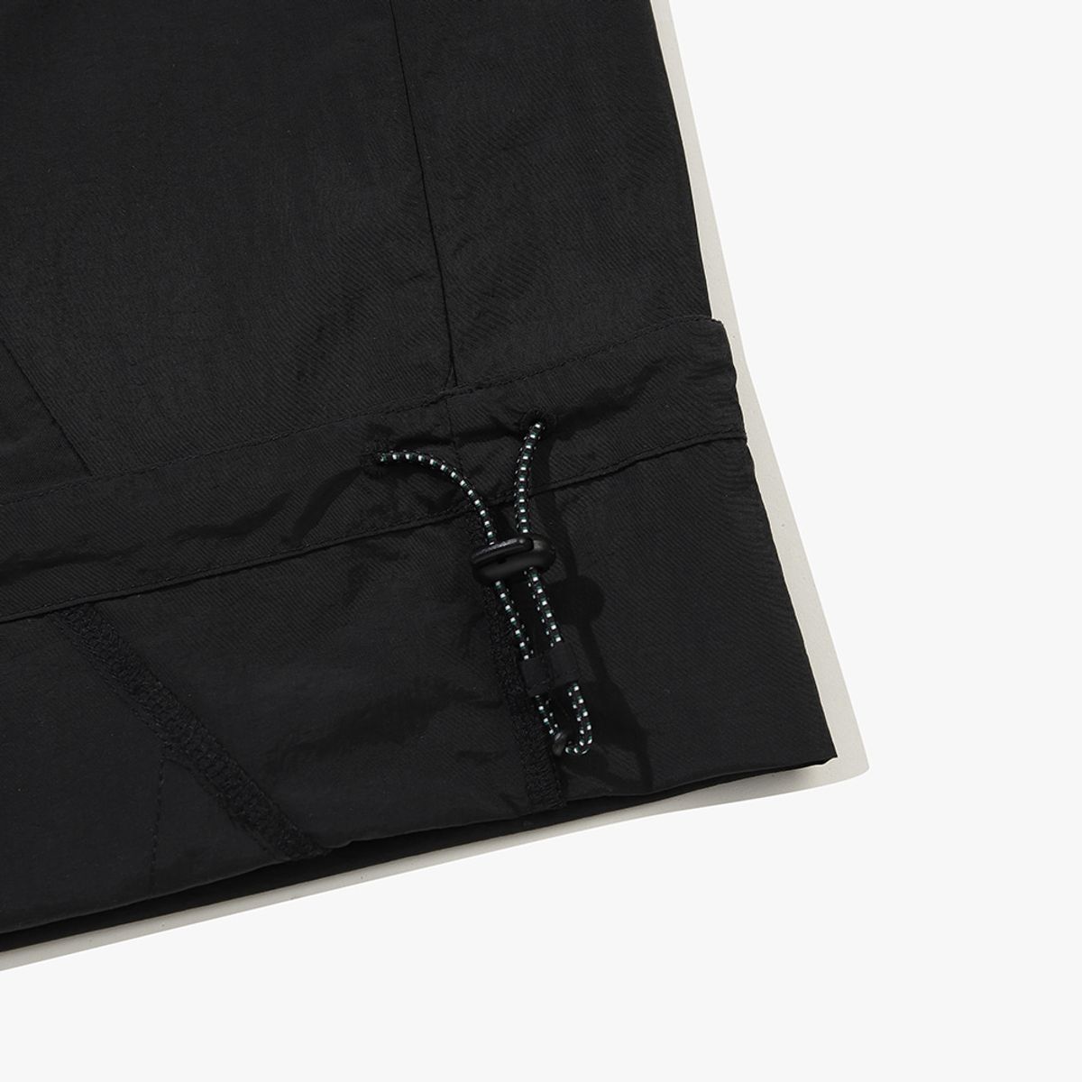 디아도라(diadora) 컴피 후드 반팔 아노락 BLACK