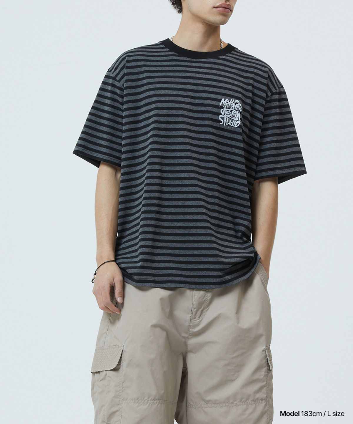 마하그리드(MAHAGRID) STRIPE SLASH LOGO TEE CHARCOAL(MG2GMMT513A)