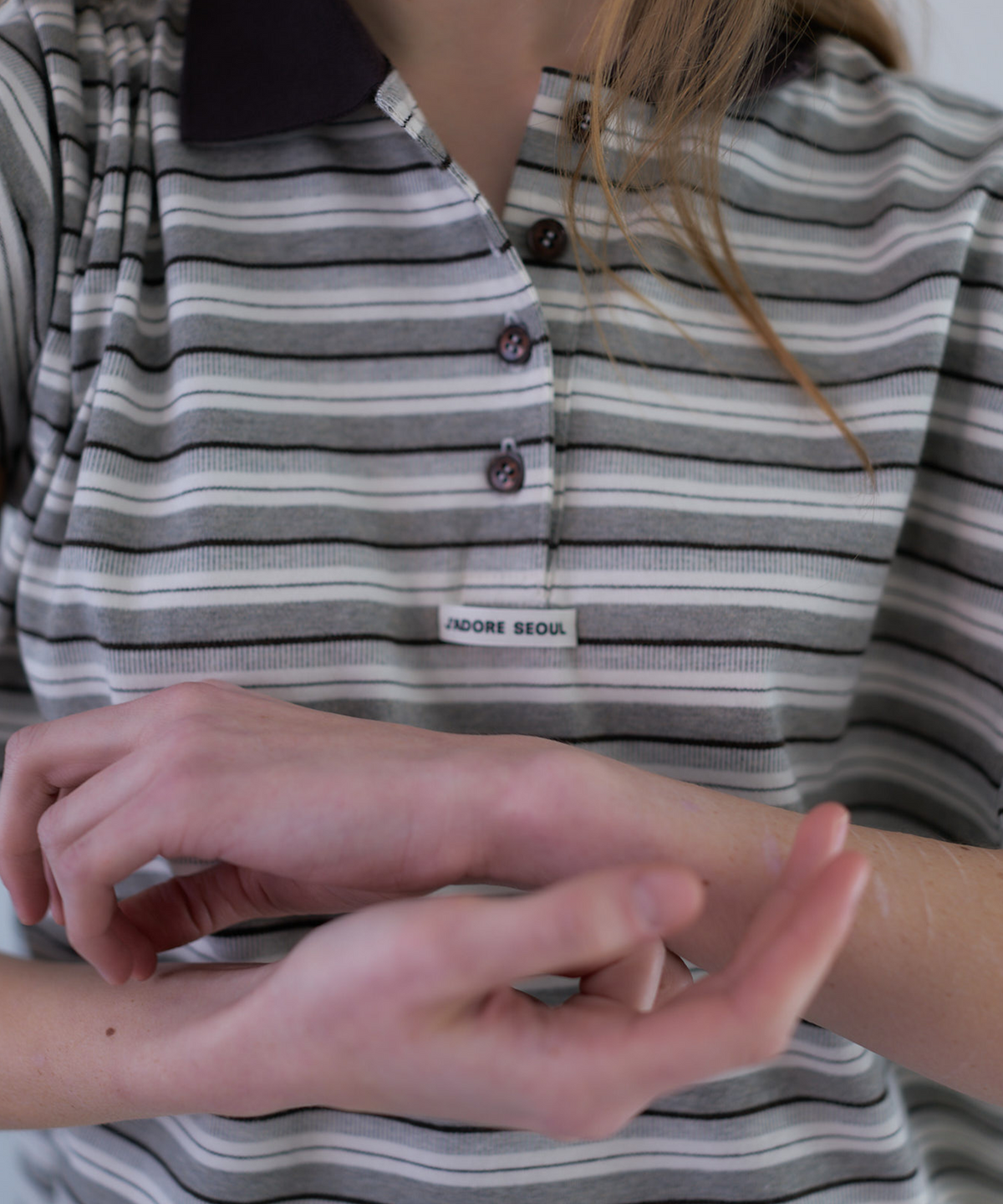 라티젠(LARTIGENT) L23 STRIPE COLLAR T-SHIRT(BROWN)