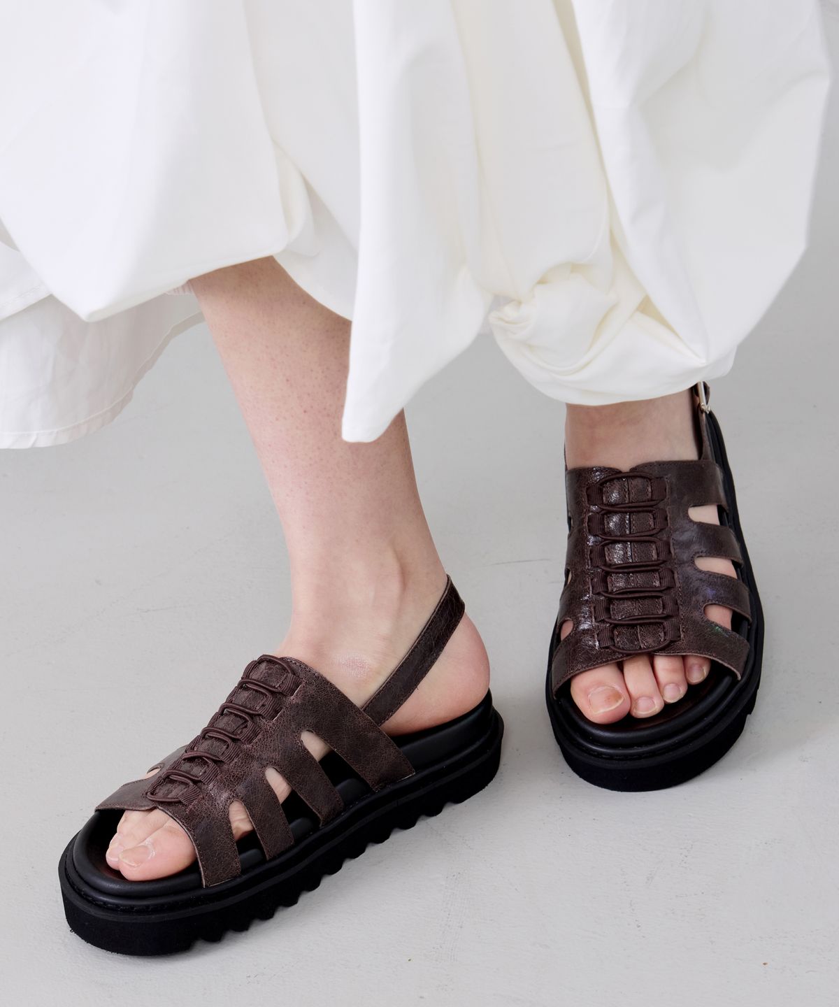 세스띠(CESTI) 볼드 케이지 샌들 (BROWN)