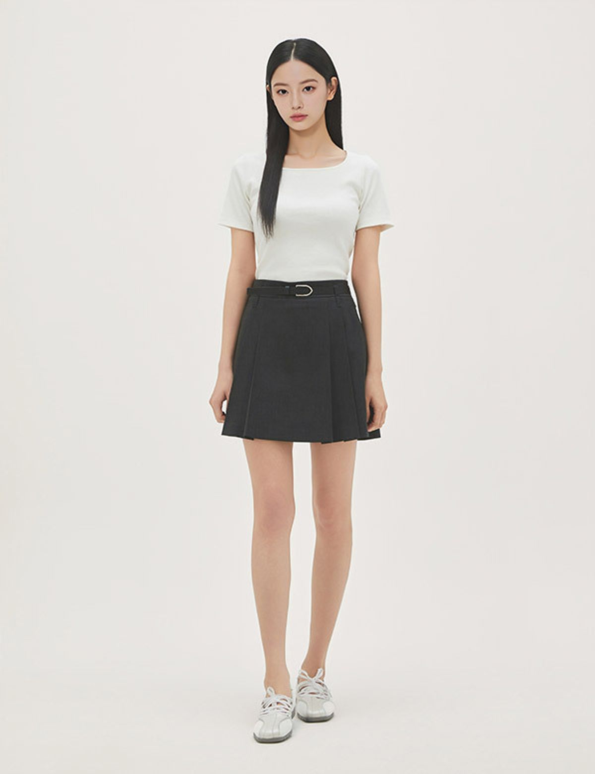 로엠(ROEM) 올데이 스퀘어넥 자수 골지 티셔츠 RMHWG24R11