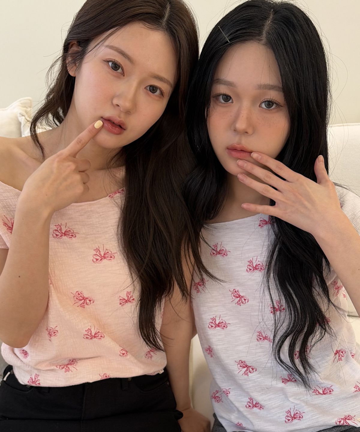 로긴 앤 로지(ROGIN N ROSIE) Ribbon Printed Round Shoulder T-shirt Ivory