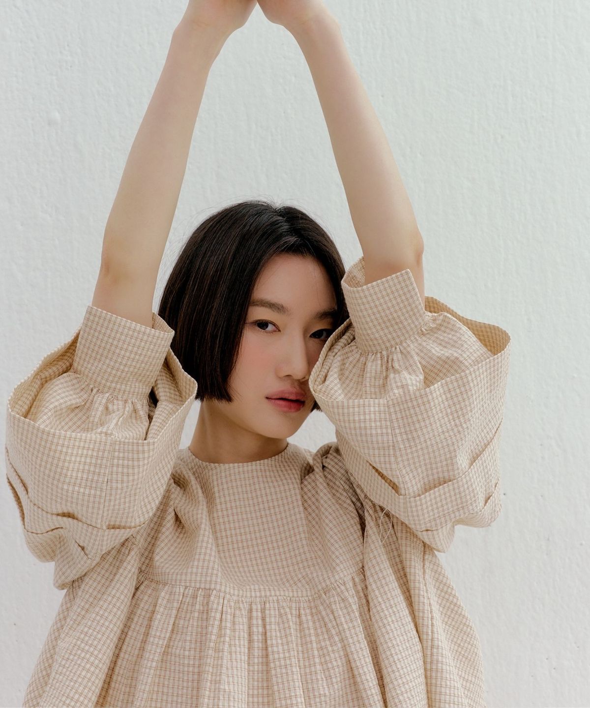 오쿠카(OHKUKKA) 플레어 오버핏 블라우스 - 베이지 체크