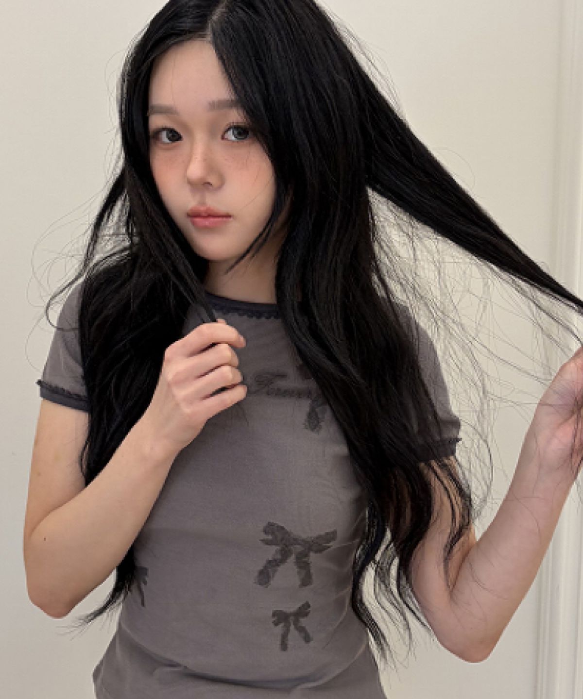 로긴 앤 로지(ROGIN N ROSIE) Ribbon Printed Slim Ringer T-shirt Light grey