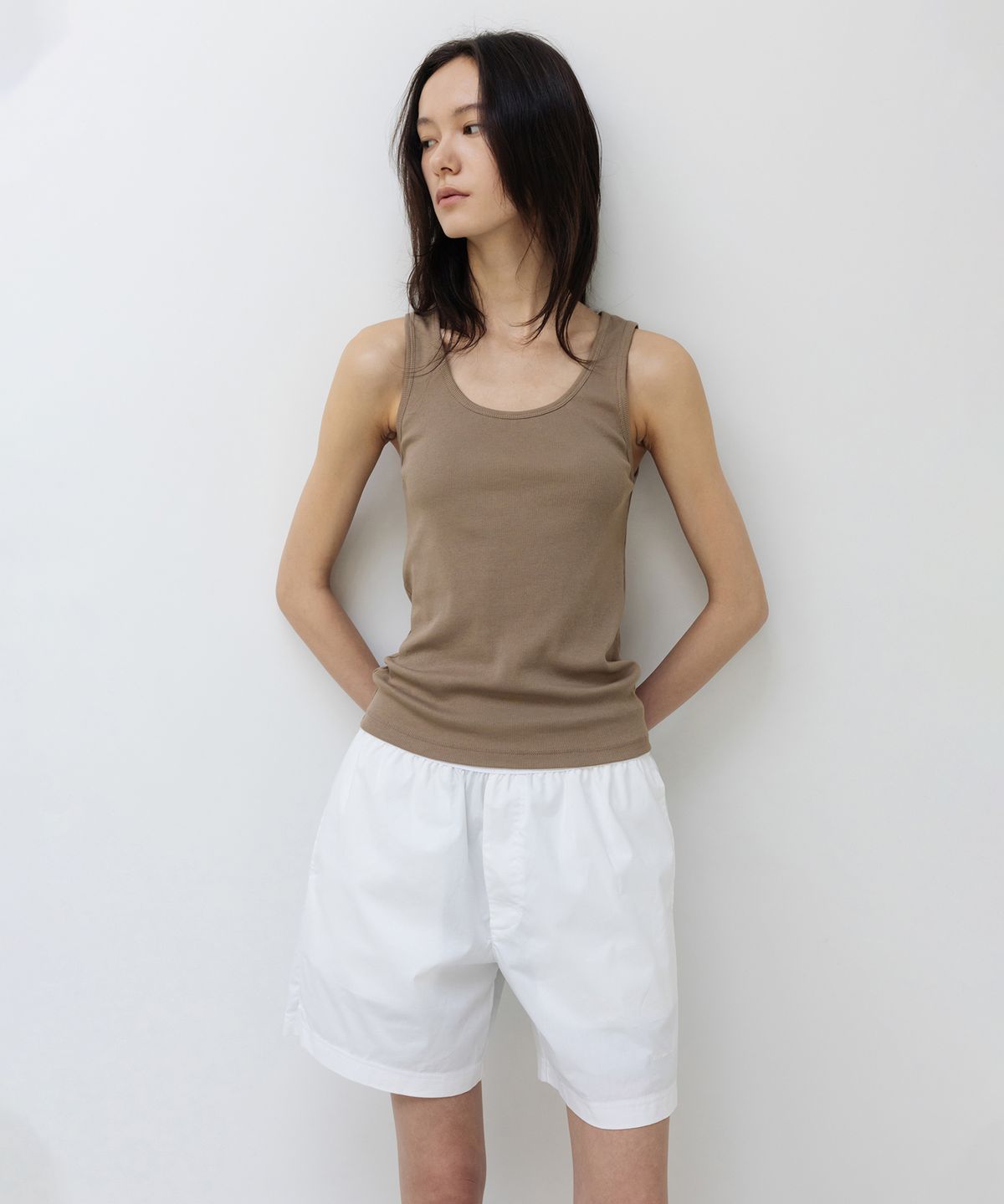 인사일런스 우먼(INSILENCE WOMEN) W 수피마 코튼 U넥 슬리브리스 BEIGE