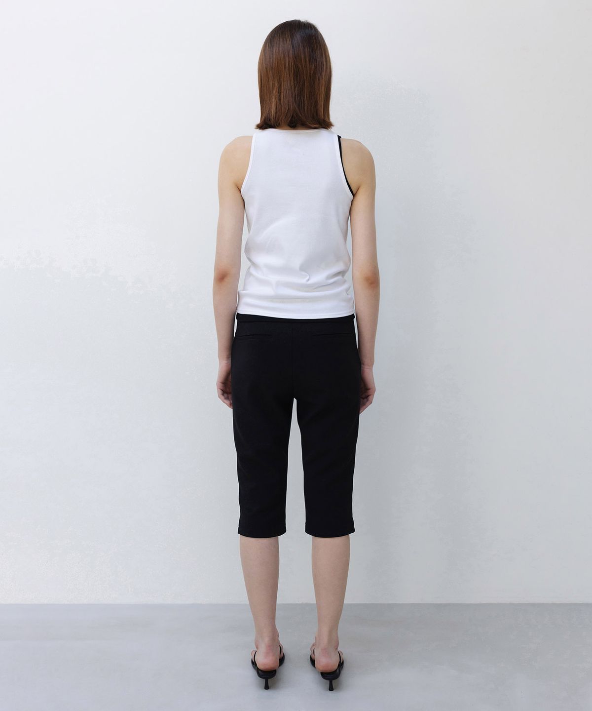 인사일런스 우먼(INSILENCE WOMEN) 워시드 립 홀터 슬리브리스 WHITE