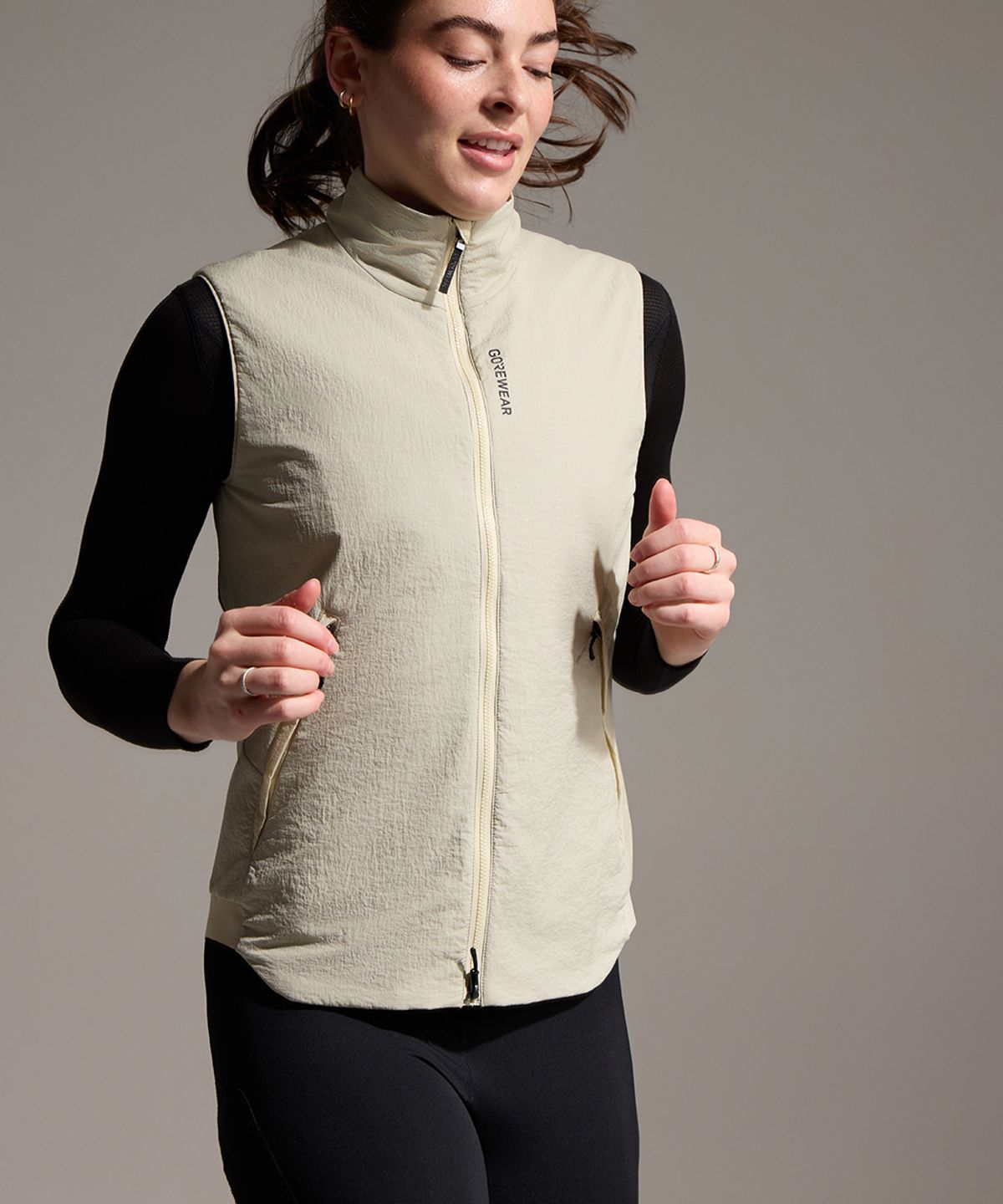 고어웨어(GOREWEAR) 컨커브 윈드스토퍼 ePE 인슐레이티드 베스트 - 테크 베이지 (여성용) 방풍 보온 조끼